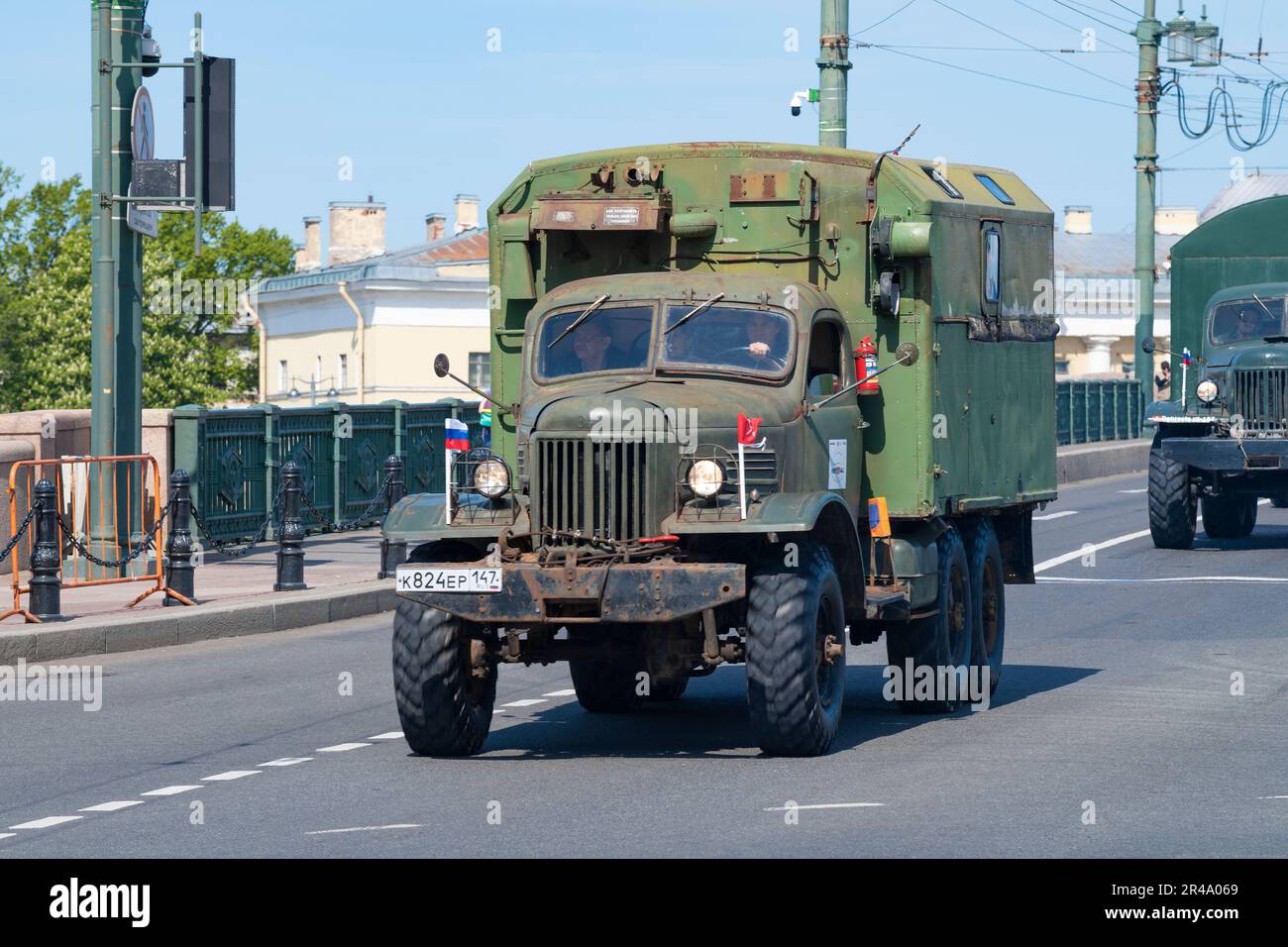 SAINT-PÉTERSBOURG, RUSSIE - 20 MAI 2023 : ancien camion soviétique ZIL-175 sur le défilé de transport rétro le jour ensoleillé de mai Banque D'Images