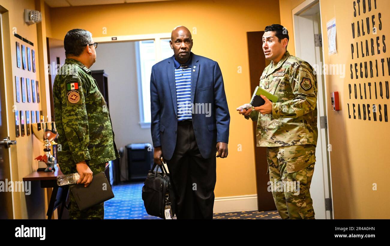 La direction de l'Inter-American Defense College souhaite la bienvenue à M. Kevin J. Bostick, aux États-Unis Direction des exercices de commandement du Sud et des affaires de coalition Directeur pour une visite au campus de l'IADC à fort Lesley J. McNair, Washington, D.C., le 8 février 2023. La direction des exercices et des affaires de coalition du personnel mixte J7/9 utilise des partenariats dans toute la société, y compris des exercices, des opérations d'affaires civiles et des activités d'aide humanitaire, pour améliorer la capacité de l'USSOUTHCOM et des pays partenaires à réagir rapidement aux situations d'urgence et à neutraliser les réseaux de menaces. Le J7/9 s'efforce de développer un très traine Banque D'Images