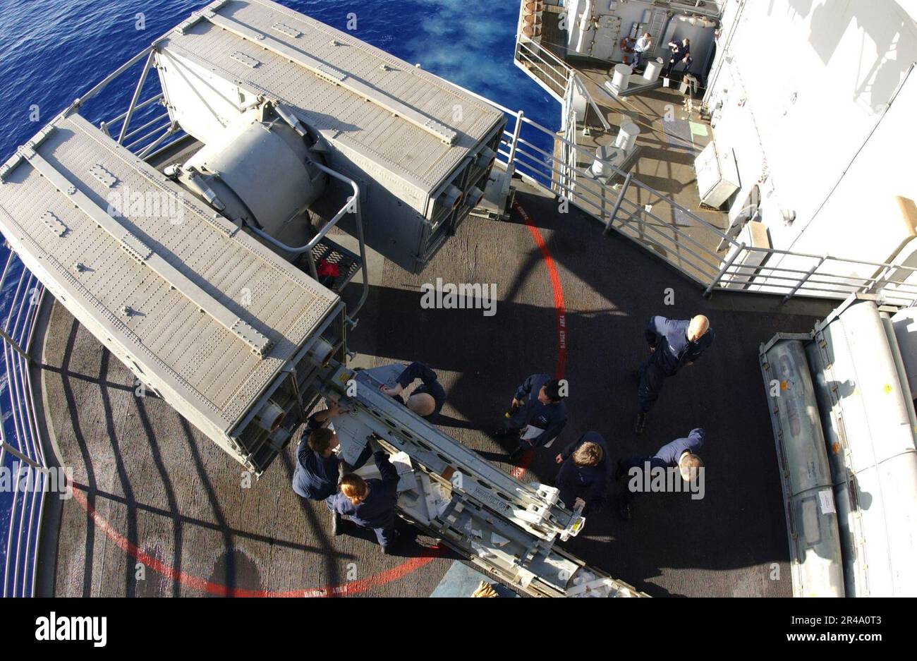 Le personnel DES systèmes de combat DE la Marine AMÉRICAINE télécharge un missile de la mer RIM-7 à partir d'un système d'armes de défense de l'OTAN à bord du USS Kitty Hawk (CV 63) Banque D'Images