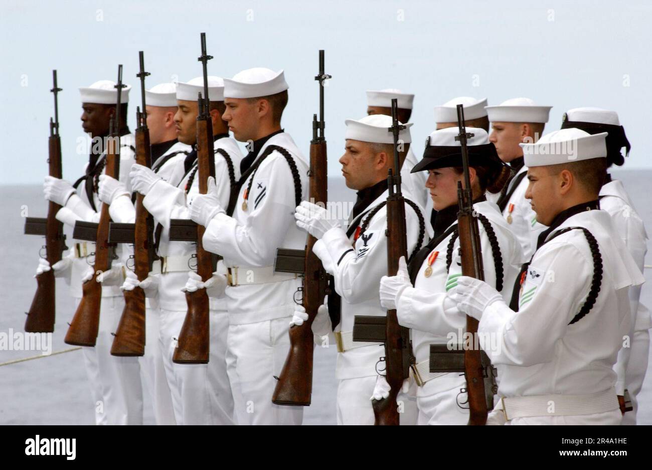 Marine AMÉRICAINE la Garde de rifles cérémoniale du navire présente des armes lors d'une cérémonie de sépulture en mer tenue à bord de l'USS Ronald Reagan (CVN 76) Banque D'Images