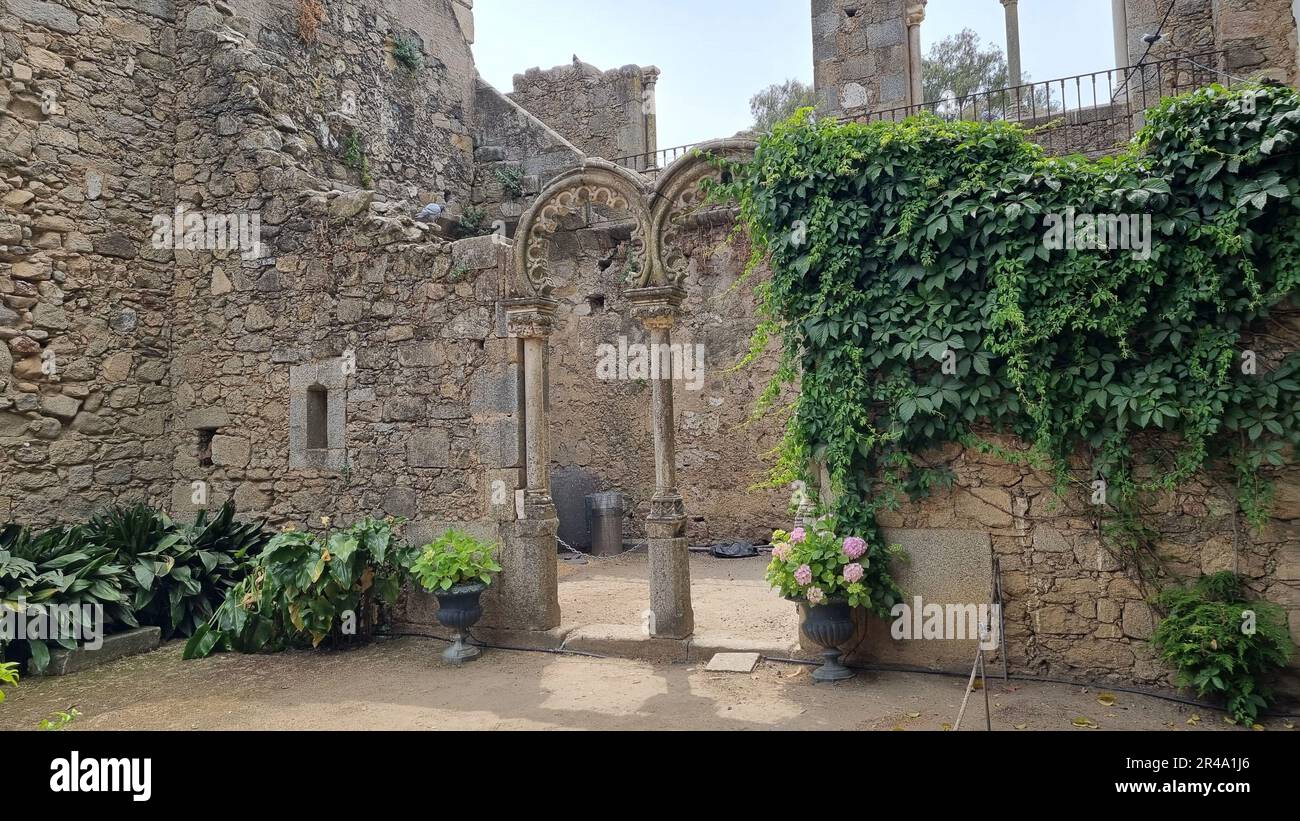 Un vieux et majestueux bâtiment en ruines dans le grand parc de la ville d'Evora Banque D'Images