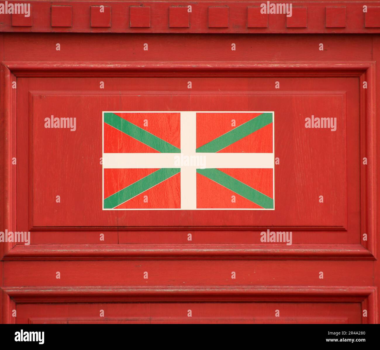 Une vue rapprochée d'un bâtiment en briques rouges avec un drapeau basque Banque D'Images