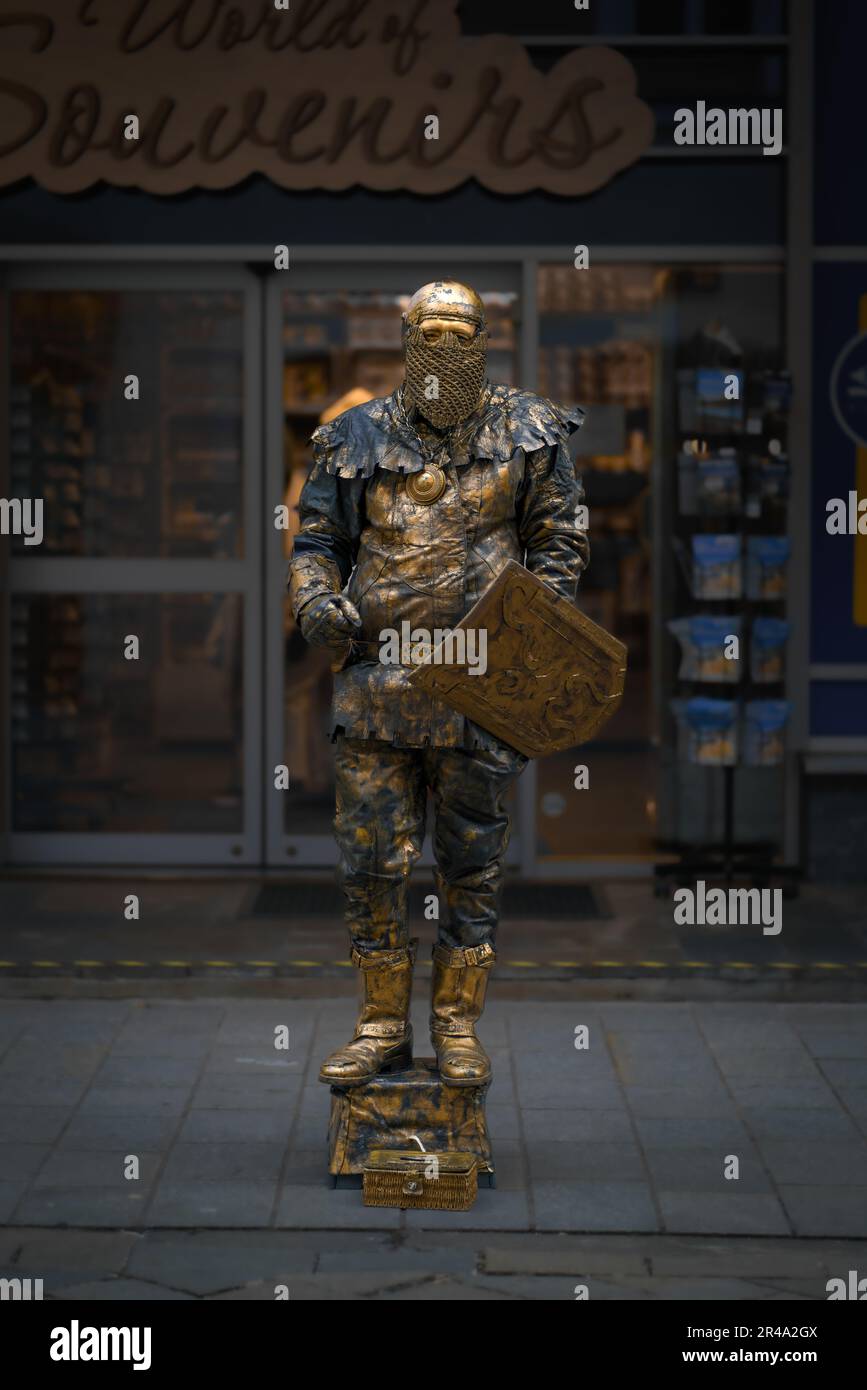 Une statue vivante d'un chevalier médiéval sur un trottoir à Bratislava. Banque D'Images