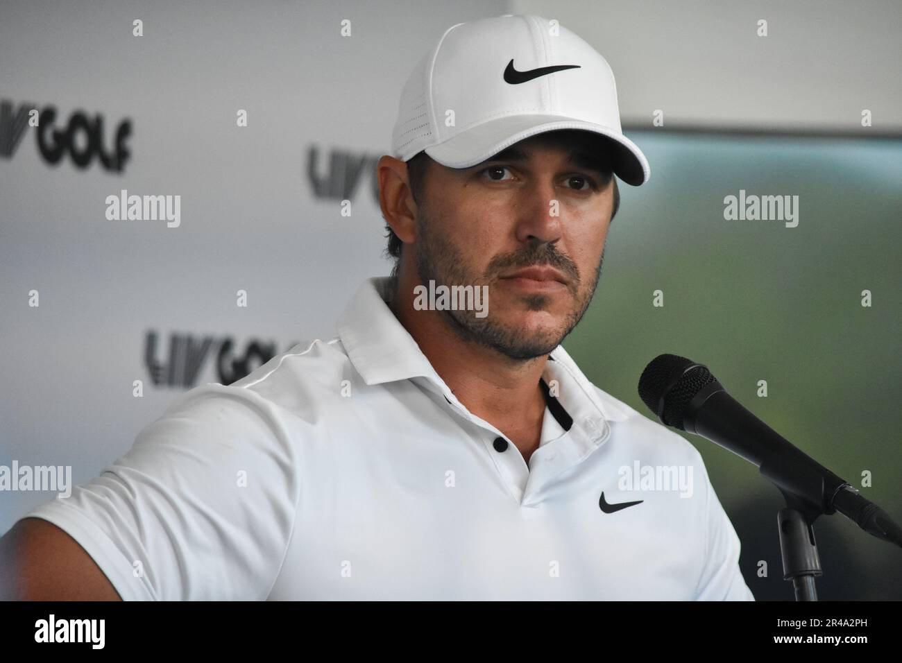 Sterling, États-Unis. 26th mai 2023. Brooks Koepka écoute intensément les questions d'un journaliste lors d'une conférence de presse. Brooks Koepka a tenu une conférence de presse à la suite de la première partie de l'événement LIV Golf Washington DC 2023 à Trump National Washington DC à Sterling. Brooks Koepka est un golfeur professionnel américain qui joue dans la LIV Golf League. Il joua auparavant au PGA Tour. En octobre 2018, Koepka est devenu le numéro un mondial du classement officiel du golf mondial et est resté pendant 47 semaines après avoir remporté la coupe CJ 2018. Crédit : SOPA Images Limited/Alamy Live News Banque D'Images