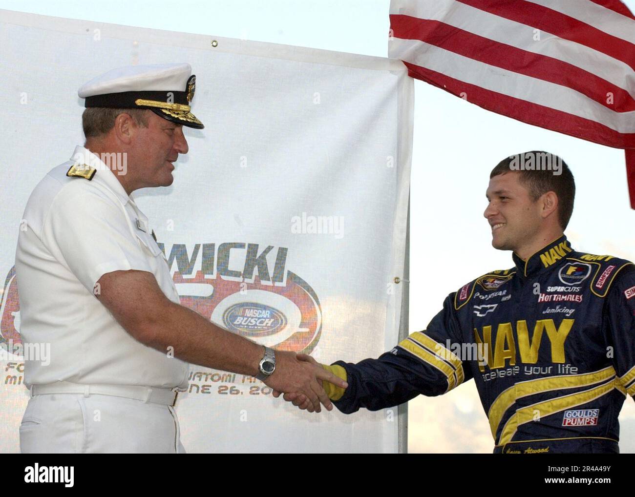 MICHAEL A. Sharp, VICE-commandant de LA Marine AMÉRICAINE, commandant des systèmes de guerre spatiale et navale, sous-ministre adjoint, secoue la main de Casey Atwood, pilote de NASCAR Monte Carlo de Chevrolet, parrainé par la Marine no 14 Banque D'Images