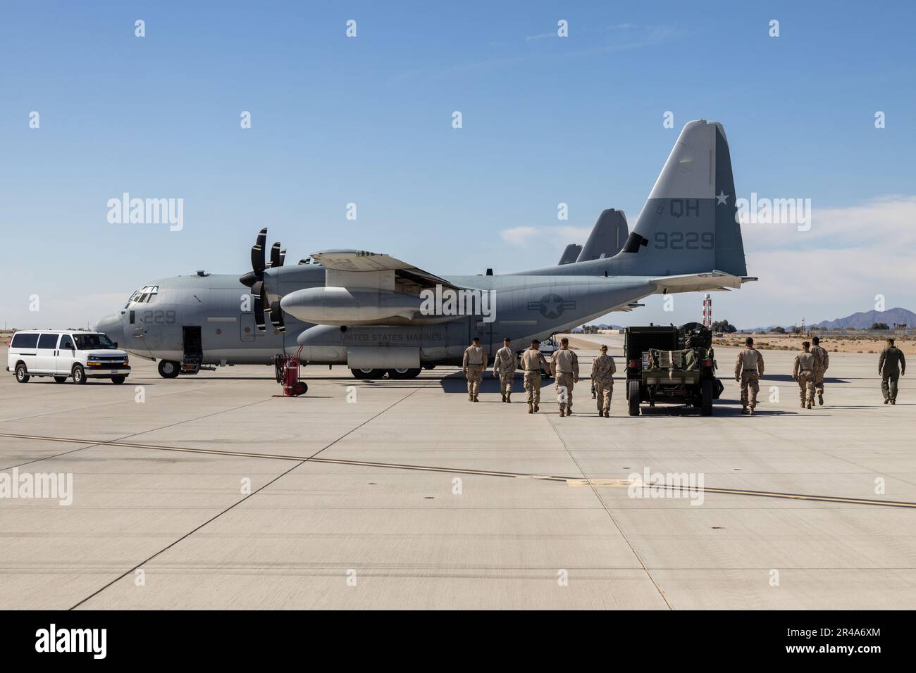 ÉTATS-UNIS Marines avec le Marine Wing support Squadron 371, Marine Aircraft Group 13, 3rd Marine Aircraft Wing participer au chargement d'un système d'engins expéditionnaires expéditionnaires de M31 Marine corps dans un KC-130J Hercules pendant le cours de tactiques d'armes et d'instructeurs (WTI) 2-23 à la Marine corps Air Station Yuma, Arizona, 27 mars, 2023. WTI est un événement de formation de sept semaines organisé par MAWTS-1, offrant une formation tactique avancée standardisée et une certification de qualification d'instructeur d'unité pour soutenir la formation et l'état de préparation de l'aviation maritime, et aider à développer et à employer des armes d'aviation an Banque D'Images