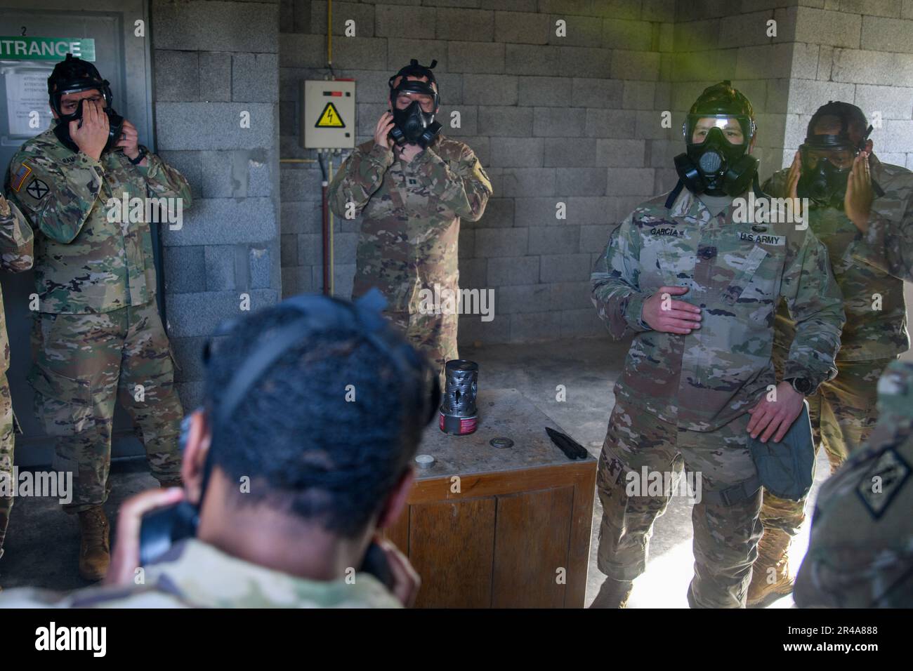 ÉTATS-UNIS Les soldats du 39th Bataillon stratégique du signal vérifient le scellage de leur masque pendant qu'ils effectuent un entraînement de confiance du masque, dans la salle d'entraînement chimique, biologique, radiologique et nucléaire du Centre Benelux, sur la base aérienne de Chièvres, 16 mars 2023. Afin de rester compétent en matière d'équipement et de procédures CBRN, l'unité a organisé une formation pour s'assurer de leur disponibilité et de satisfaire à leurs exigences annuelles. Banque D'Images