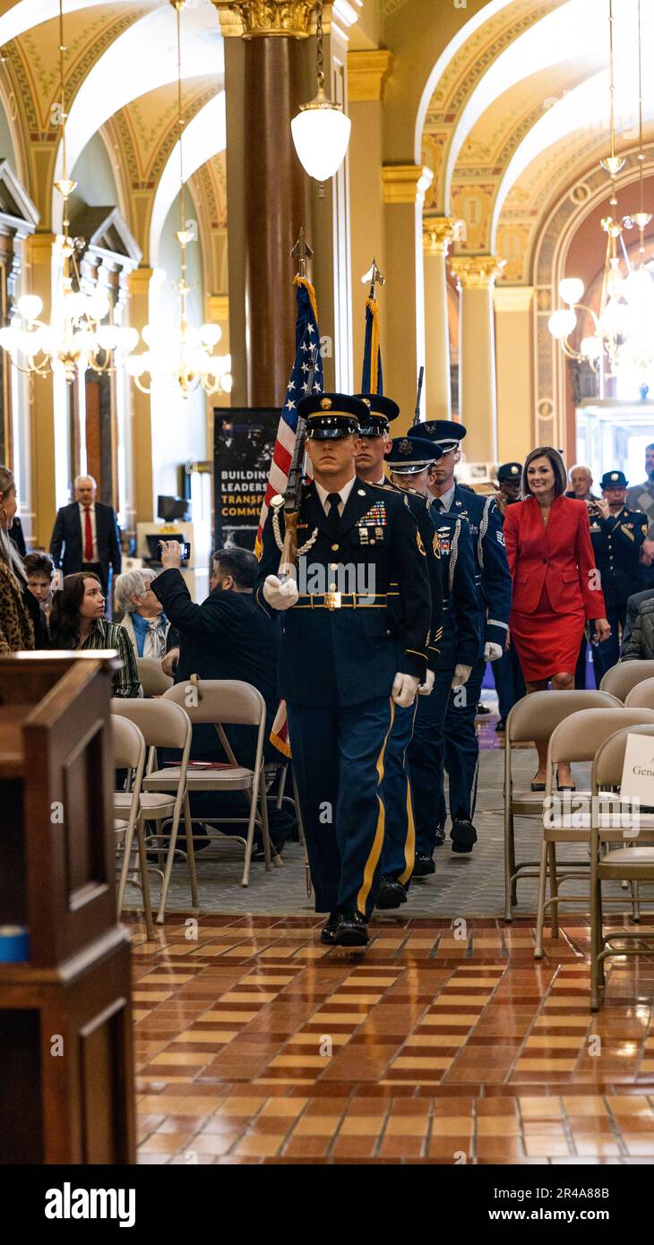 Une équipe de garde-couleurs de la Garde nationale de l'Iowa escorte le gouverneur Kim Reynolds avant une allocution au public au Capitole de l'État de l'Iowa, le 13 janvier 2023. La bande de l'Armée de terre de 34th a également appuyé les cérémonies d'inauguration ce jour-là. Banque D'Images