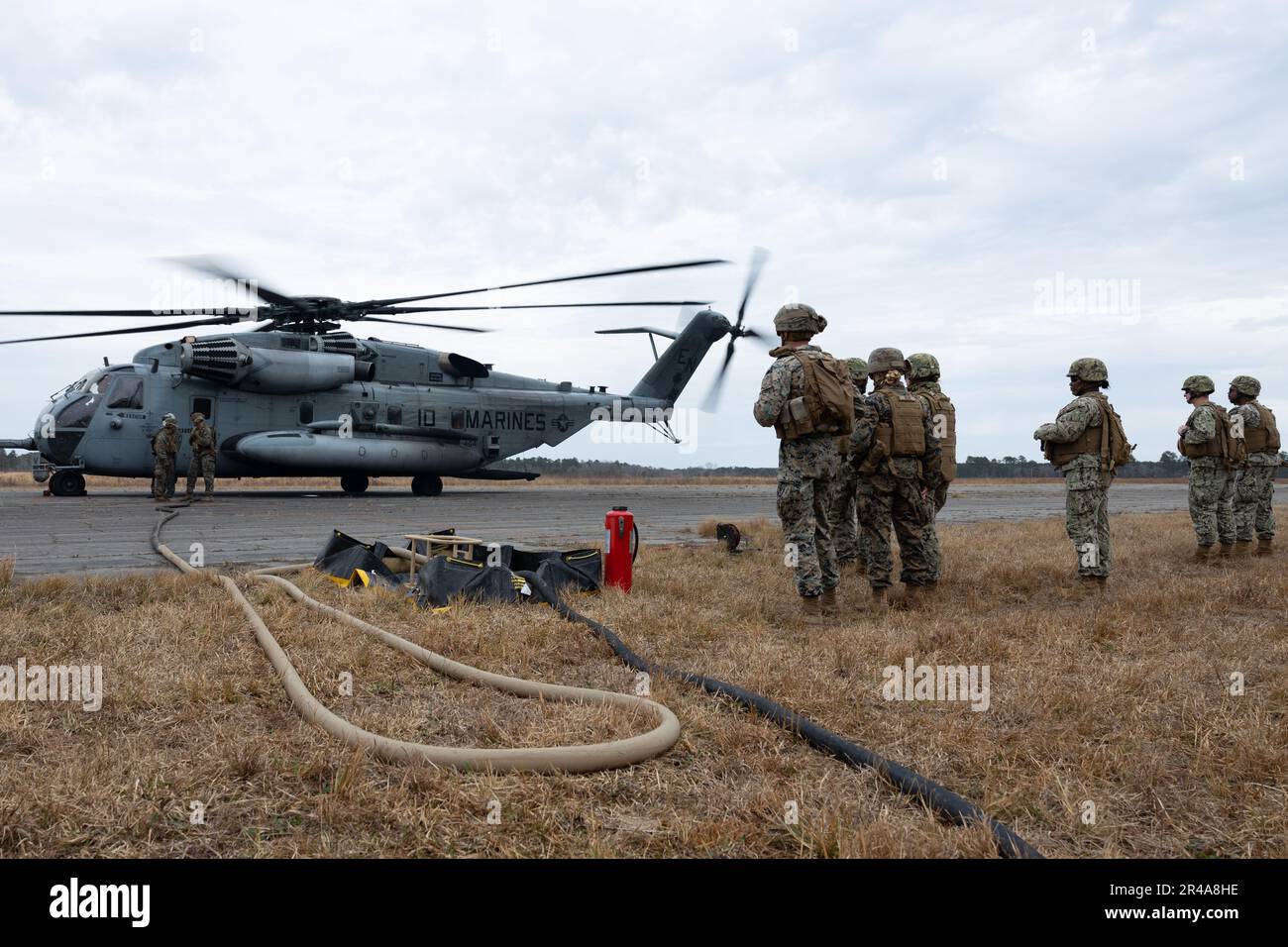 ÉTATS-UNIS Marines avec 8th Engineer support Battalion, 2nd Marine Logistics Group, et les États-Unis Les marins du Bataillon de construction navale mobile 133 ravitaillent un Super Stallion CH-53E, affecté au Marine Heavy Helicopter Squadron (HMH) 464, à Marine corps Outliting Landing Field Oak Grove, en Caroline du Nord, le 25 janvier 2023. ÉTATS-UNIS Les Marines, qui ont 2nd Marine Aircraft Wing (MAW), ont démontré leur capacité à mener des opérations aériennes distribuées, à assurer la logistique, les communications et le maintien en charge nécessaires pour lutter dans les batailles futures conformément à la conception de la Force 2030. HMH-464 est une unité subordonnée de 2nd Banque D'Images