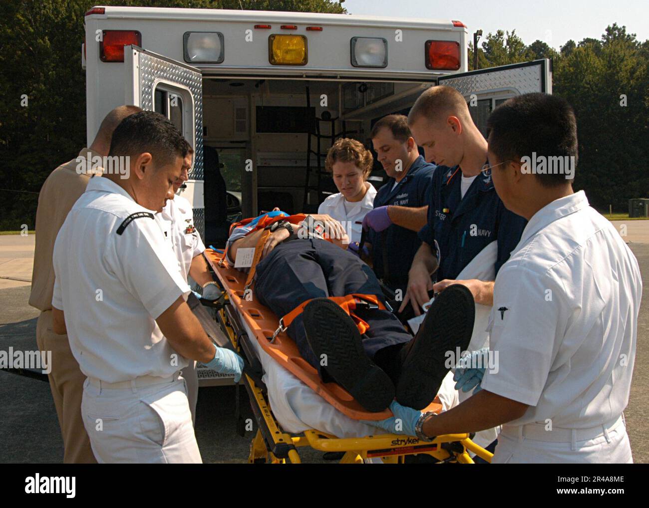 US Navy Hospital Corpmen soulève une victime dans une ambulance lors d'un récent exercice de masse de victimes à bord de la base aérienne navale Oceana Banque D'Images