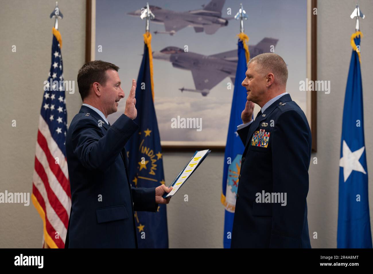 ÉTATS-UNIS Force aérienne Brig. Le général Michael Stohler, à gauche, adjoint général - Air, Garde nationale de l'air de l'Indiana, délivre le serment d'office à Brig. Le général Mark Miller lors d'une cérémonie de promotion à fort Wayne, Indiana 5 mars 2023. M. Miller se joint au bureau de Stohler pour servir comme chef d'état-major de la Garde nationale aérienne de l'Indiana, à Stout Field, à Indianapolis, dans l'Indiana. Banque D'Images