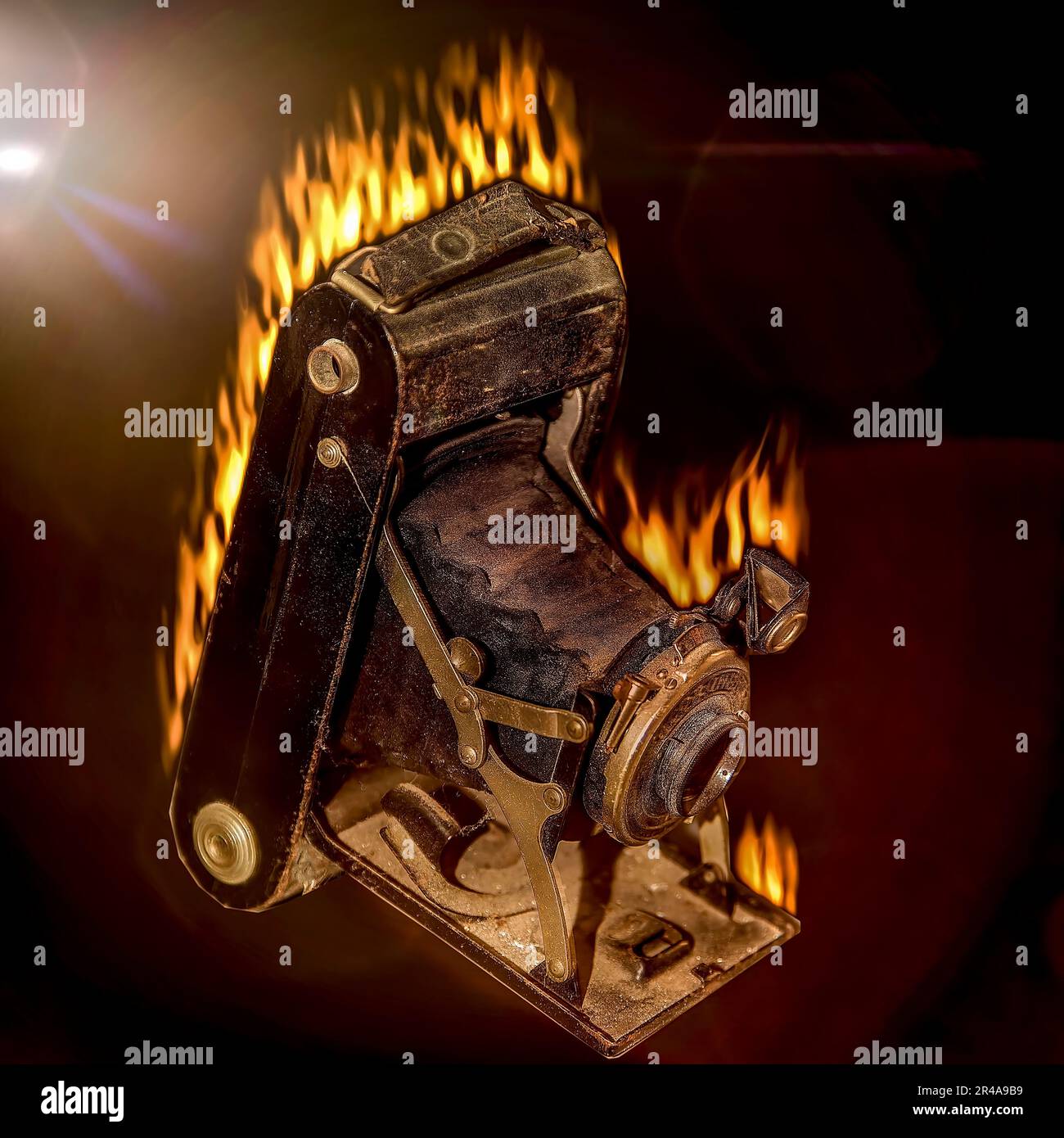 Appareil photo ancien, fin 1900s, sur le feu. Illustration. Image de stock Banque D'Images