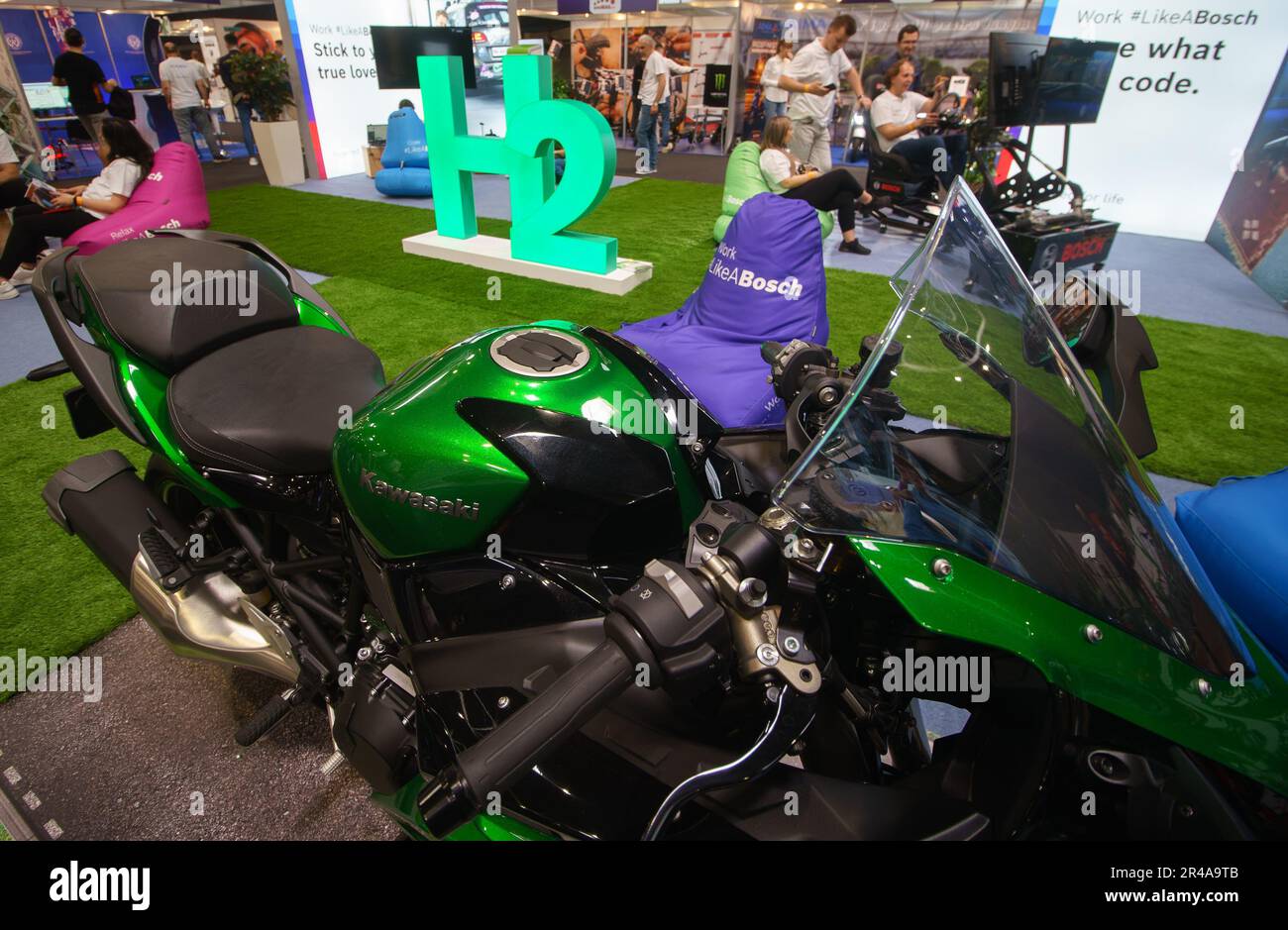 Bucarest, Roumanie. 26th mai 2023 : une moto Kawasaki Ninja H2 SX se est  exposée sur le stand Bosch lors de TechExpo 2023 au parc des expositions  ROMEXPO de Bucarest. TechExpo est