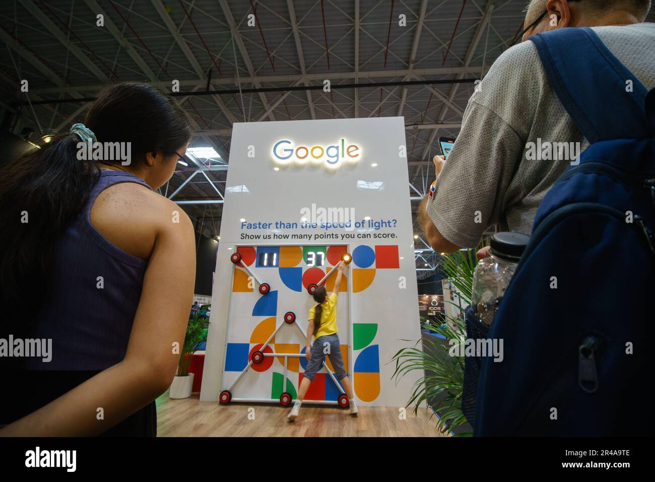 Bucarest, Roumanie. 26th mai 2023 : le stand Google lors de TechExpo 2023 au parc des expositions ROMEXPO à Bucarest. TechExpo est le plus grand festival de technologie en Roumanie qui rassemble les nouvelles technologies dans les transports hybrides et électriques, la robotique, la e-santé, la technologie sportive, les systèmes intelligents, jeux, gadgets innovants et communications. Credit: Lucien Alecu/Alamy Live News Banque D'Images