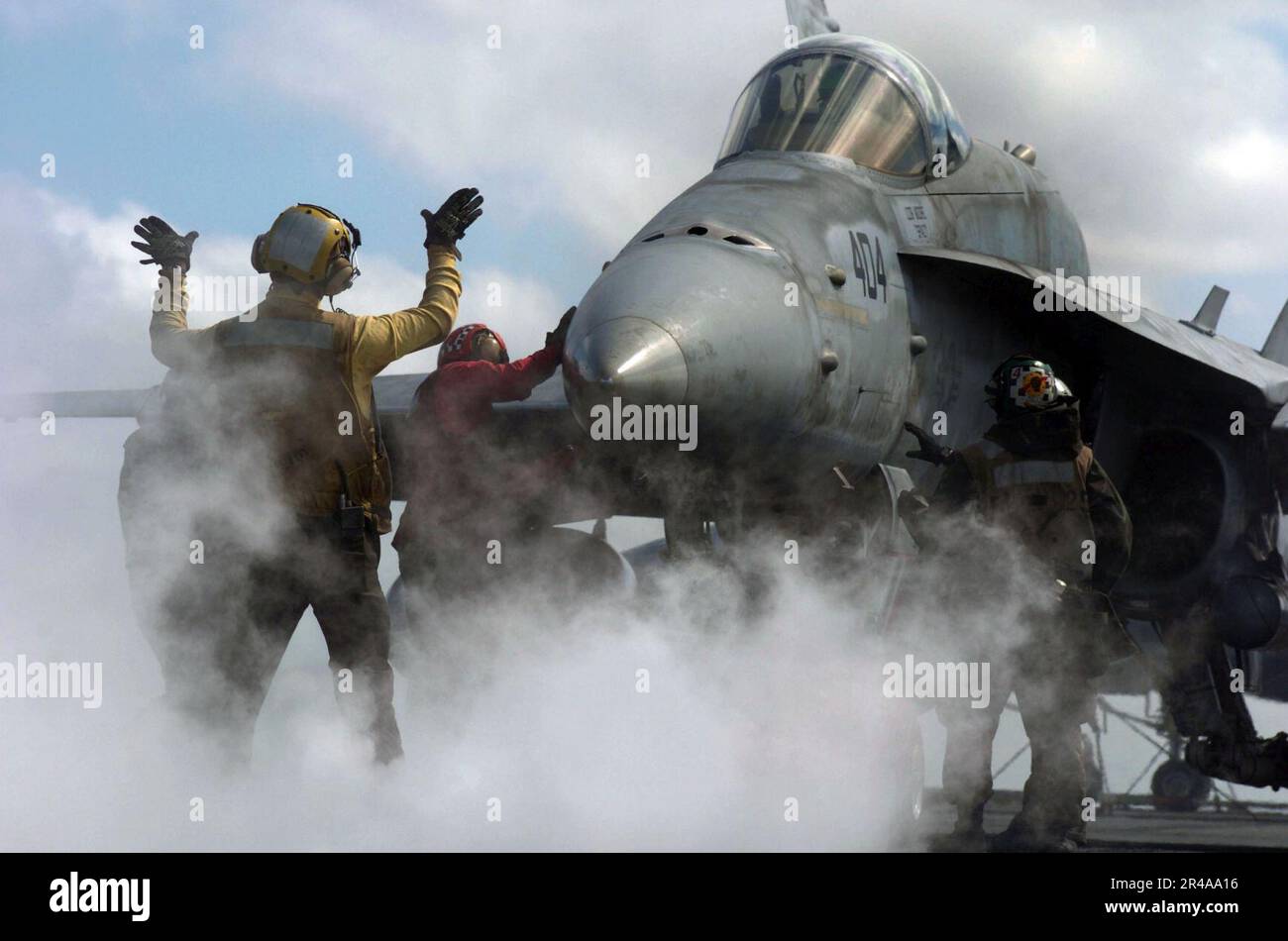US Navy Un directeur de pont de vol taxes un F-A-18C Hornet Banque D'Images