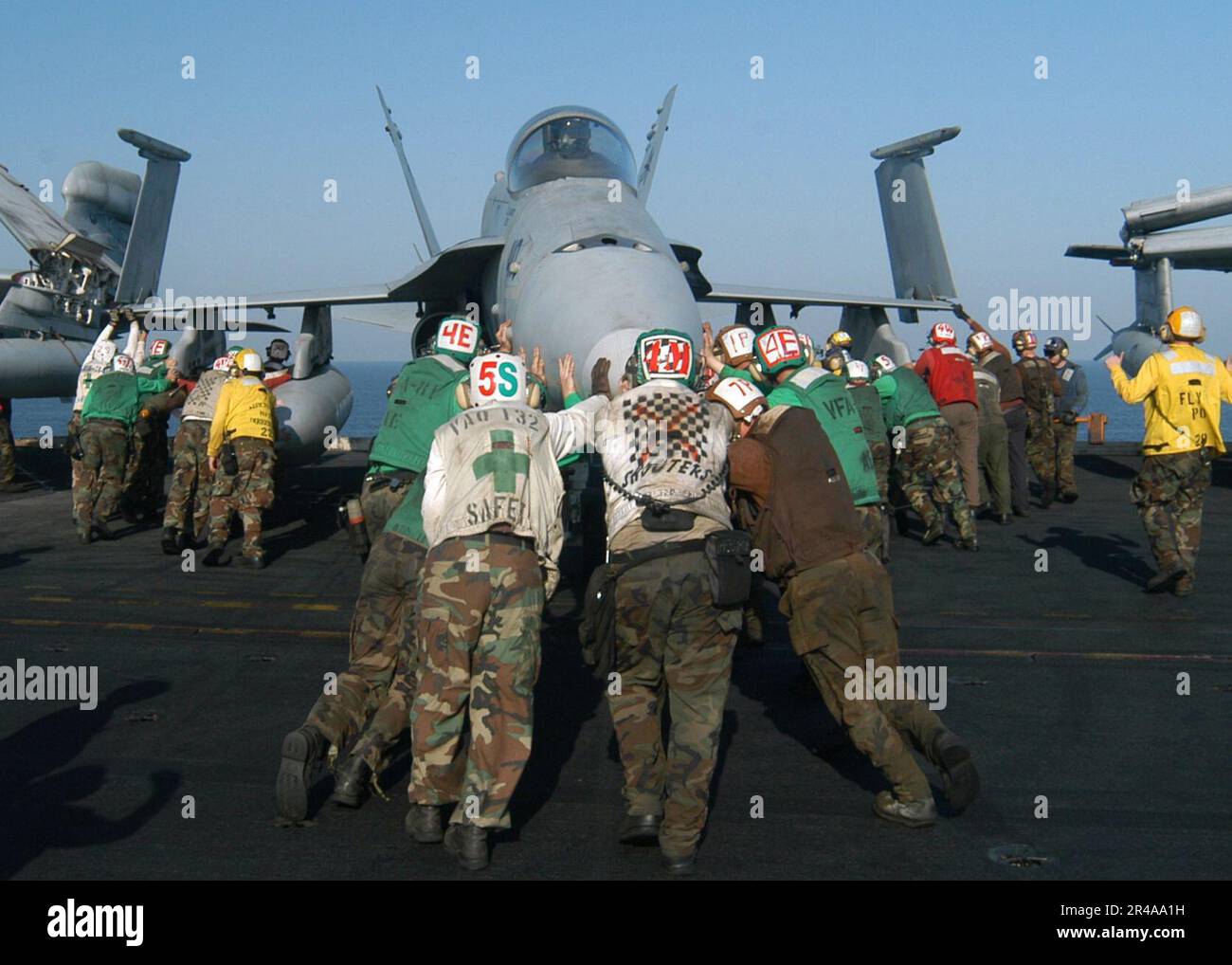 US Navy Flight Deck conduite personnelle un retour sur un F-A-18B Hornet Banque D'Images