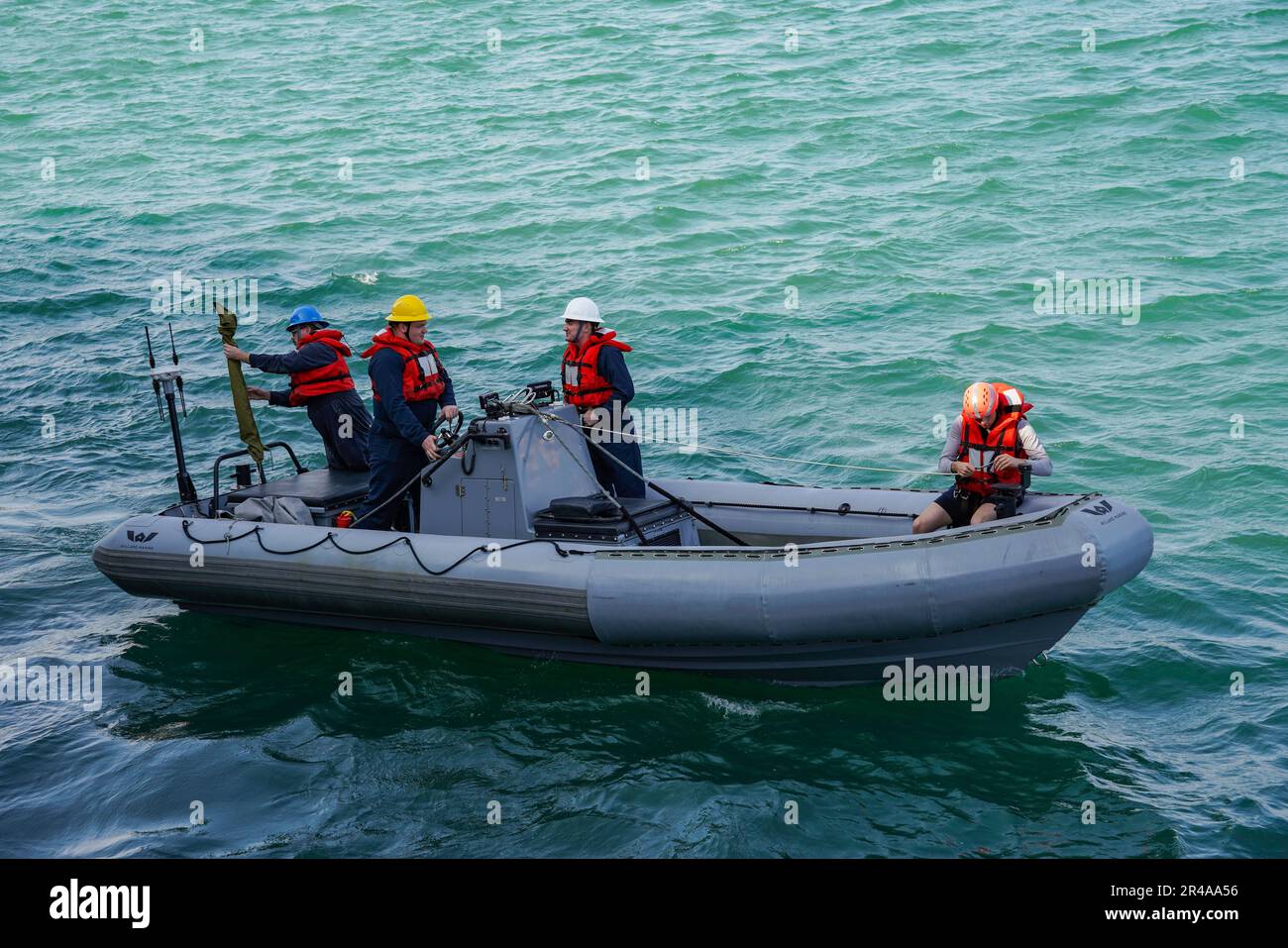 SINGAPOUR (13 mars 2023) les marins exploitent un bateau gonflable rigide  (RIB) de 7 mètres pendant un petit train en bateau avec le navire de combat  littoral de la classe Independence USS