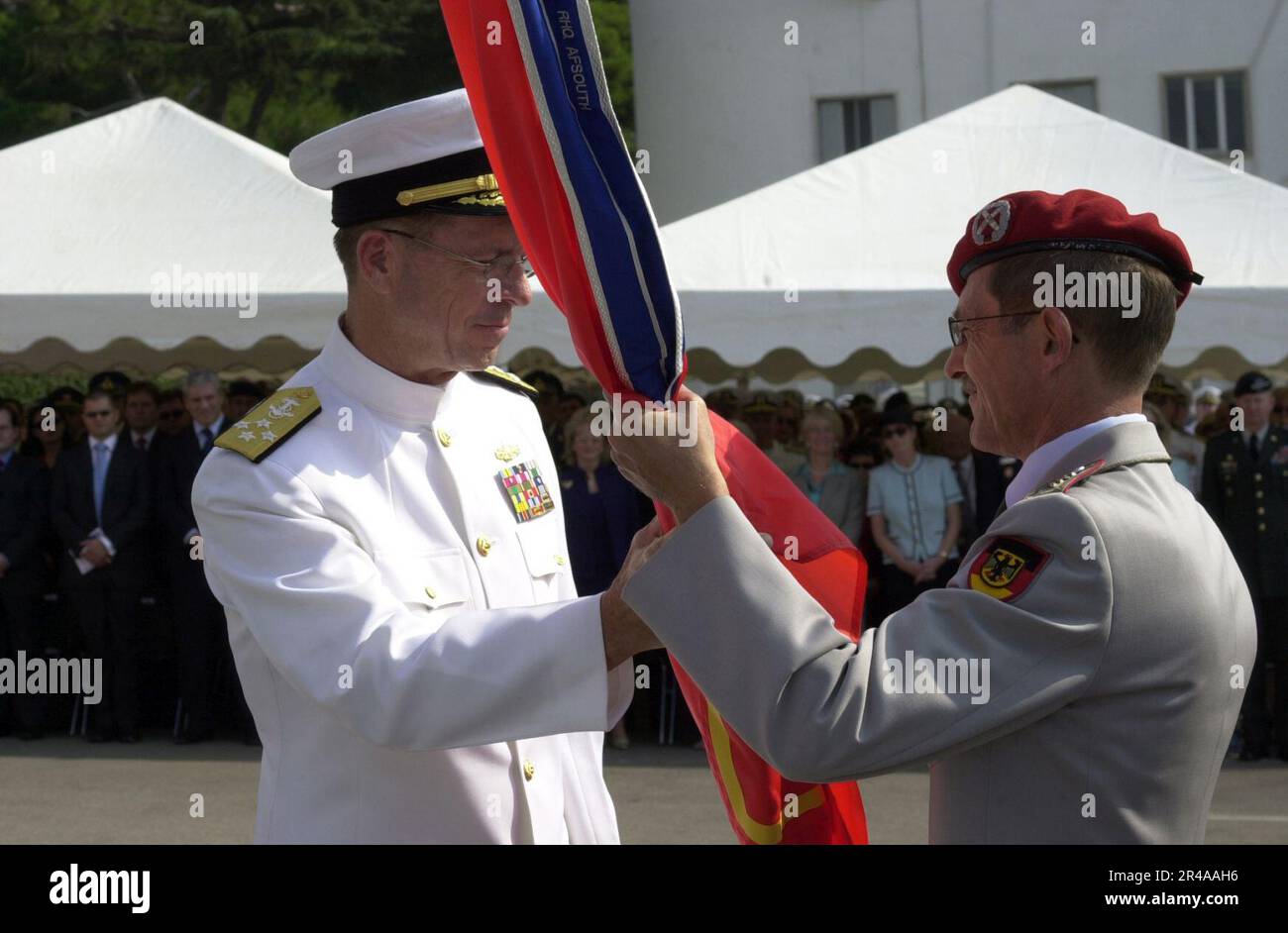 LE commandant DE la Marine AMÉRICAINE, l’ADM Michael Mullen, passe les couleurs du commandement au sergent de commandement Heiko Schulze Banque D'Images