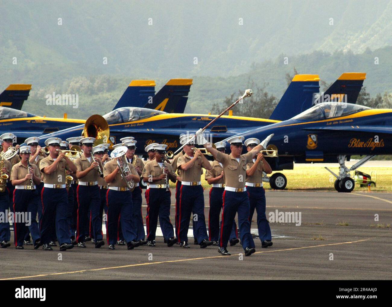 US Navy les États-Unis Le groupe Marine corps joue pour la foule lors du lancement du spectacle aérien de 2004 Blues on the Bay à bord de la base Marine corps de Kaneohe Bay, Hawaii (MCBH) Banque D'Images