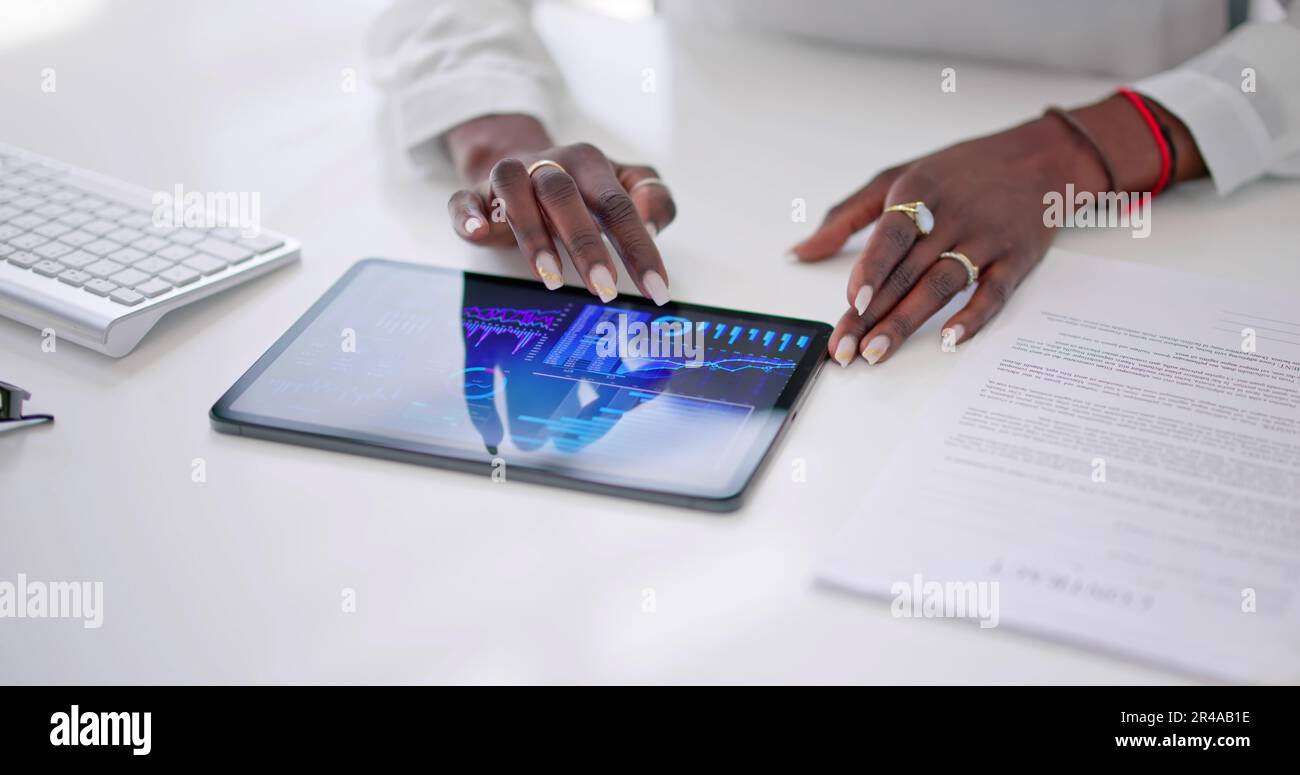 Analyste de données afro-américain utilisant le tableau de bord KPI d'analyse de données Banque D'Images