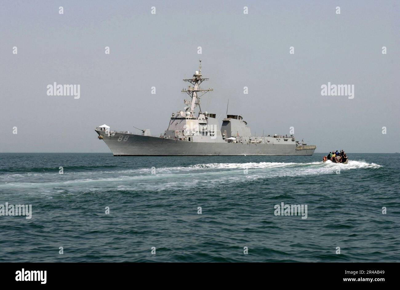 US Navy Un bateau rigide gonflable de Hull (RHIB) transportant une visite, une équipe de recherche et de saisie (VBSS) affectée au destroyer de missile guidé USS Preble (DDG 88), revient après avoir effectué une interception maritime Banque D'Images