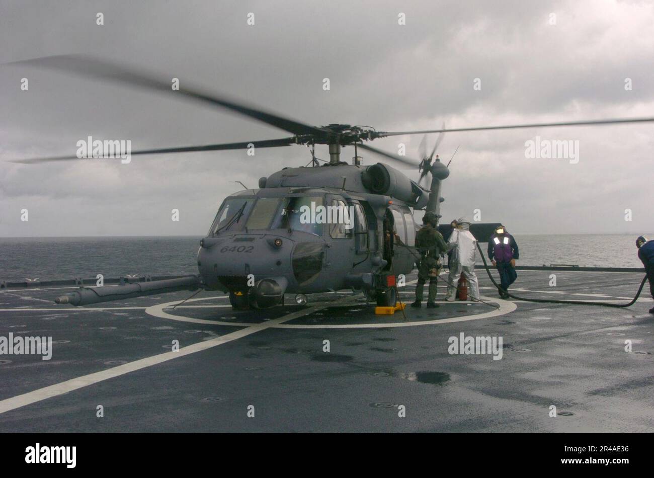 US Navy un hélicoptère Pave Hawk HH-60 de la Force aérienne à bord du quai amphibie USS fort McHenry (LSD 43) reçoit du carburant lorsqu'il termine l'entraînement de qualification à l'atterrissage en pont Banque D'Images