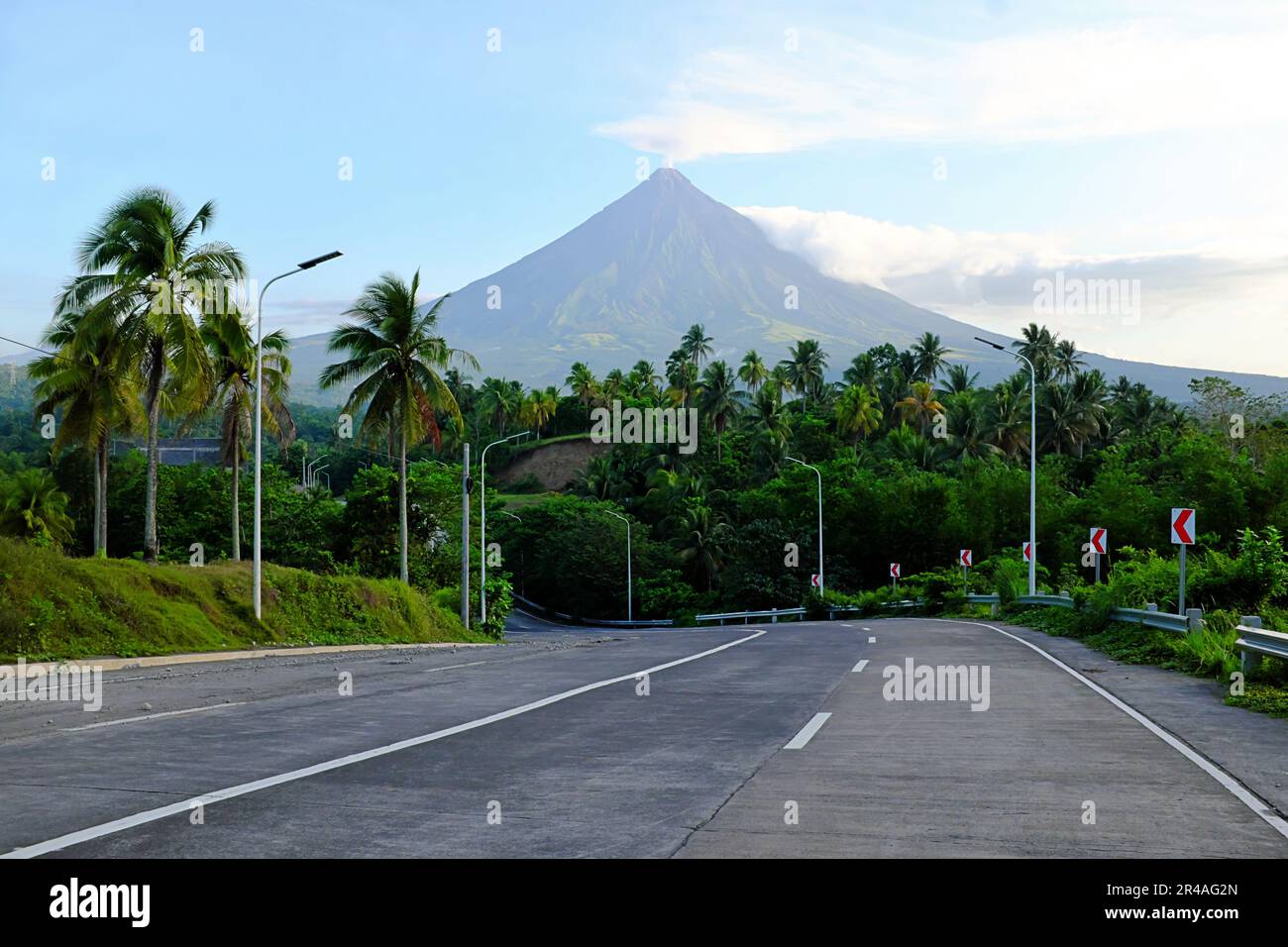 Belle vue sur la route du volcan Mayon dans la province d'Albay, Philippines avec fumée blanche. Banque D'Images