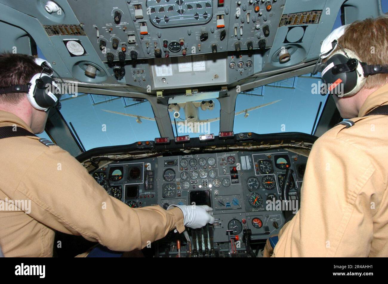 LE lieutenant de vol DE LA Royal Air Force DE la Marine AMÉRICAINE, Ronnie Trasler, à gauche, et l’officier de vol Paul Summers, du 10 Escadron, survolent l’avion VC-10 du 101 Escadron en vue d’une opération de ravitaillement en vol Banque D'Images