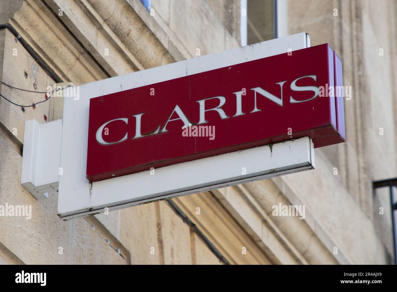 Bordeaux , Aquitaine France - 05 19 2023 : logo de la marque Clarins Beauty Shop et texte sur le mur façade entrée magasin Banque D'Images