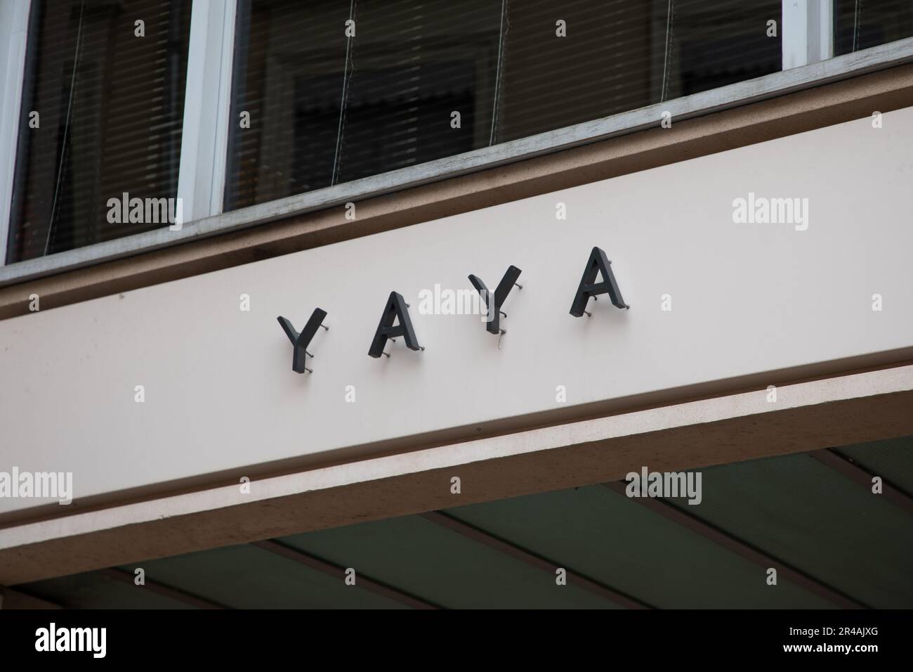 Bordeaux Aquitaine France 05 19 2023 YAYA affiche texte et logo marque facade avant facade avant boutique tendance vetements feminins boutique de mode Photo Stock Alamy