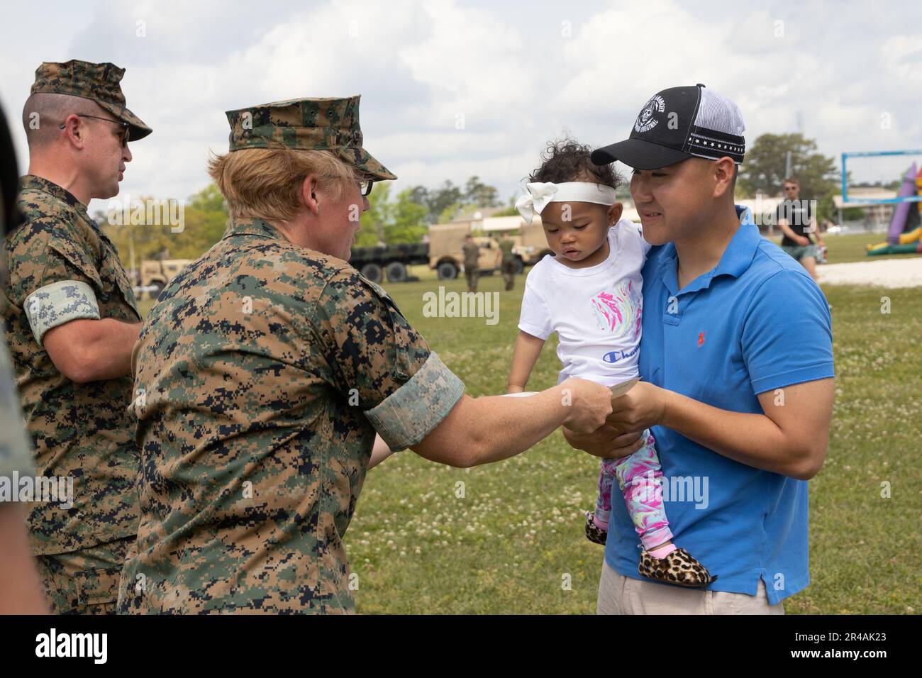 ÉTATS-UNIS Le colonel Karin Fitzgerald du corps maritime, au centre, commandant du 2nd Bataillon d'approvisionnement, 2nd Marine Logistics Group, présente des certificats de participation aux enfants qui ont participé à tous les événements de la Journée du diable pendant une journée familiale d'unité au Camp Lejeune, en Caroline du Nord, en 6 avril 2023. Marines, avec le 2nd Bataillon des approvisionnements, a organisé une journée de famille d'unité pour augmenter la camaraderie, stimuler le moral et développer les liens avec les amis et la famille. Banque D'Images