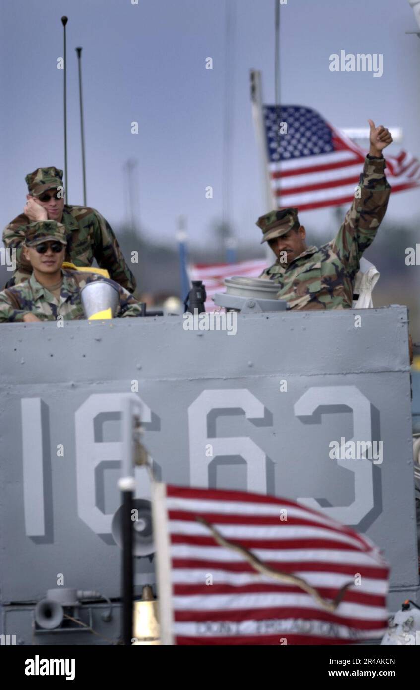 US Navy Landing Craft Utility (LCU) 1663 affecté à l'unité d'embarcation d'assaut 2 (ACU-2) de Pascagoula, Mils., se déploie avec le navire d'assaut amphibie USS Saipan (LHA 2) Banque D'Images
