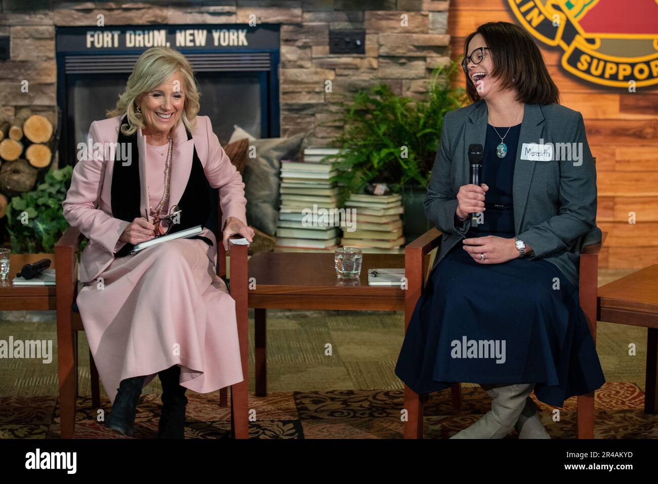 La première dame des États-Unis, M. Jill Biden, et la sous-secrétaire à la Défense, Mme Kathleen Hicks, visitent fort Drum, NY, 30 janvier 2023. La visite du Dr Biden visait à améliorer la post-vie des soldats et de leurs familles. Banque D'Images