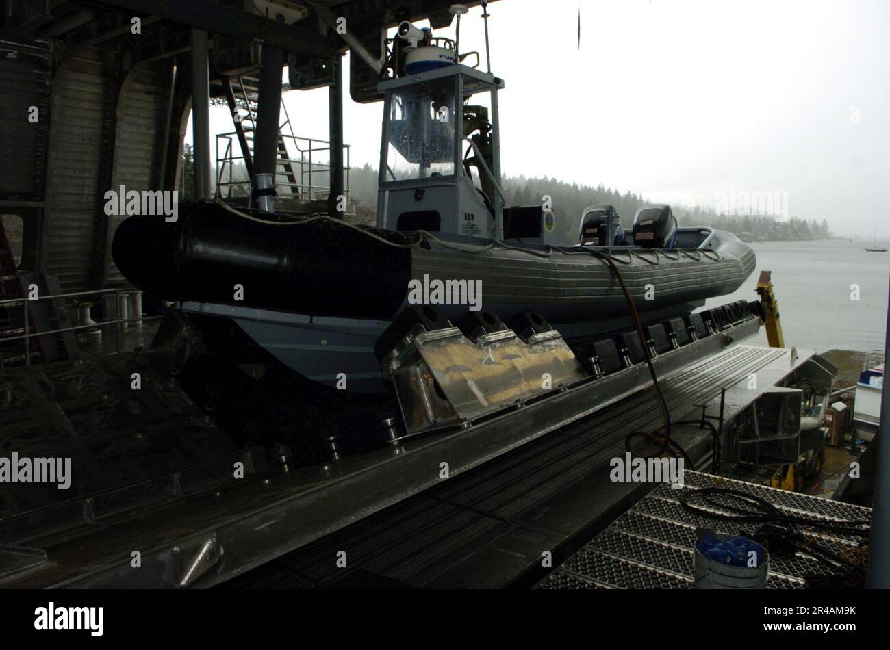 US Navy Un bateau rigide gonflable à coque (RHIB) repose sur un rail de lancement à l'arrière de la baie de mission à bord du nouveau navire de la Marine, le littoral surface Craft-Experimental (X-Craft), Sea Fighter (FSF 1) Banque D'Images