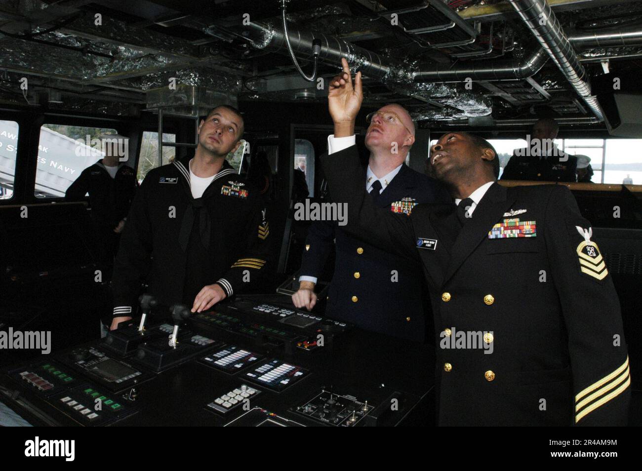 LES marins DE LA MARINE AMÉRICAINE inspectent les instruments sur le pont à bord des États-Unis Le plus récent navire de la Marine, le littoral surface Craft-Experimental (X-Craft), Sea Fighter (FSF 1) Banque D'Images