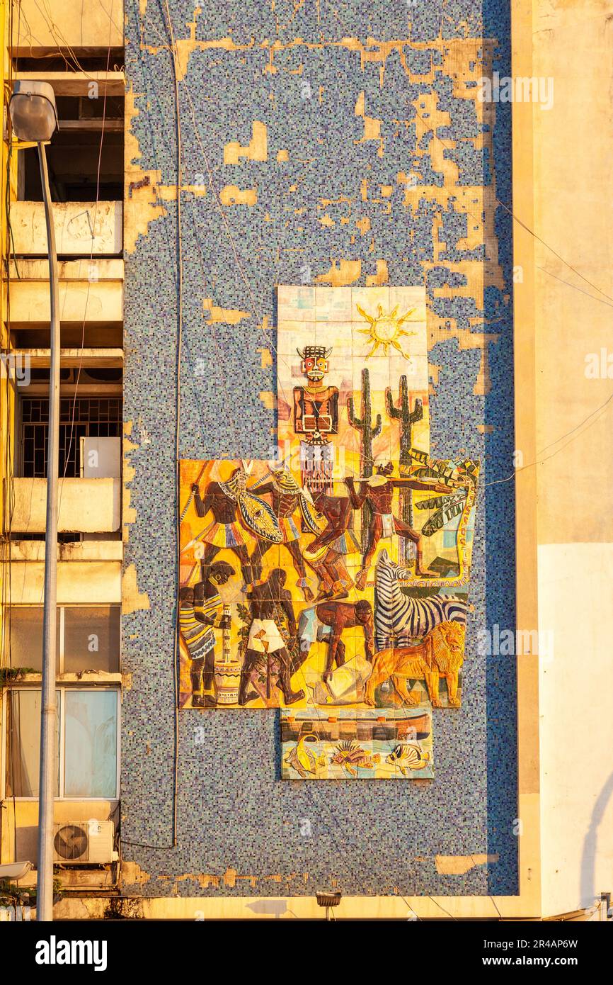 Décoration murale représentant des thèmes africains, sur le mur d'un bâtiment abandonné. Luanda, Angola. Banque D'Images