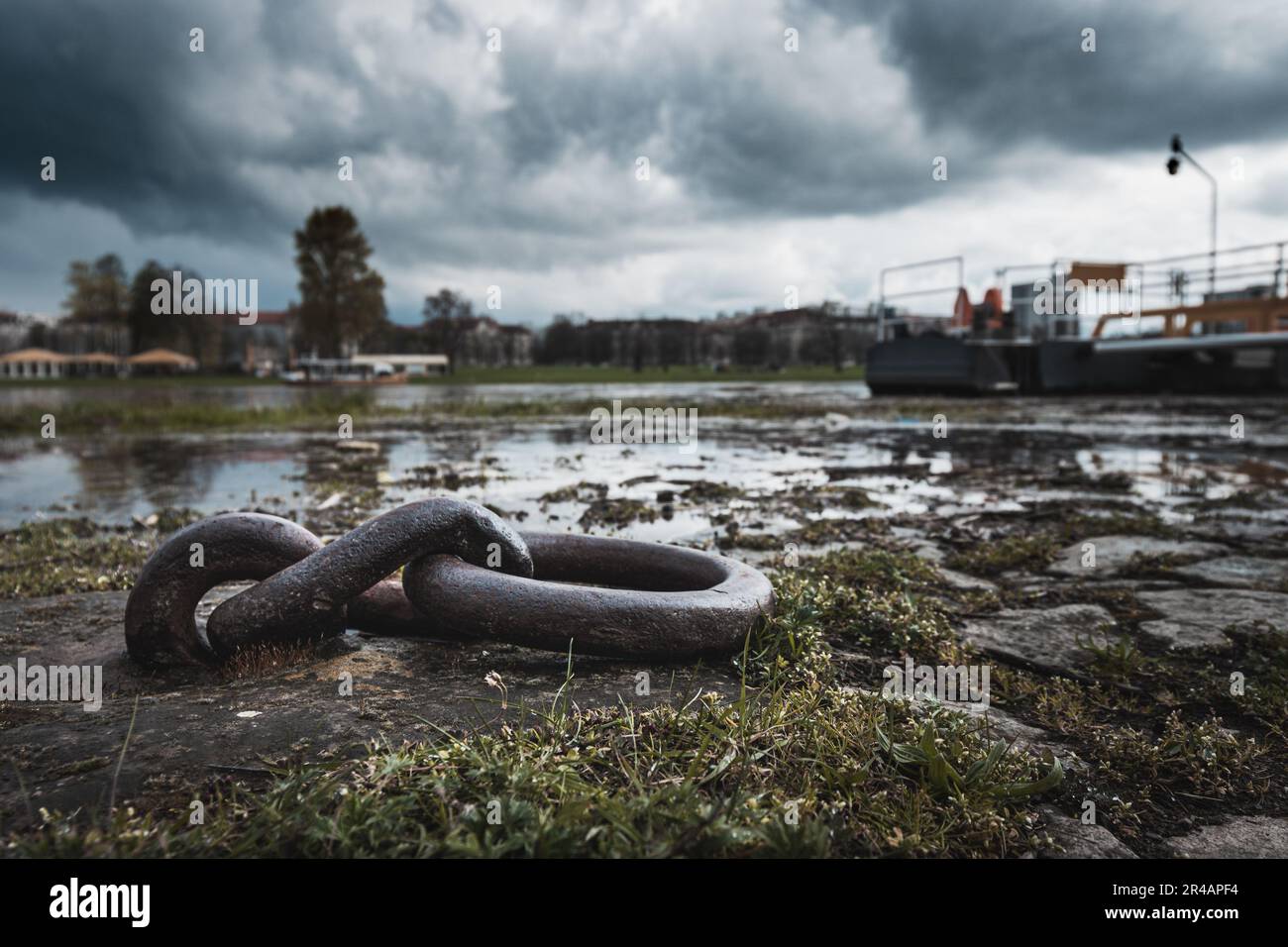 Anneau pour amarrer des bateaux et des navires sur la rive de la rivière par temps pluvieux Banque D'Images