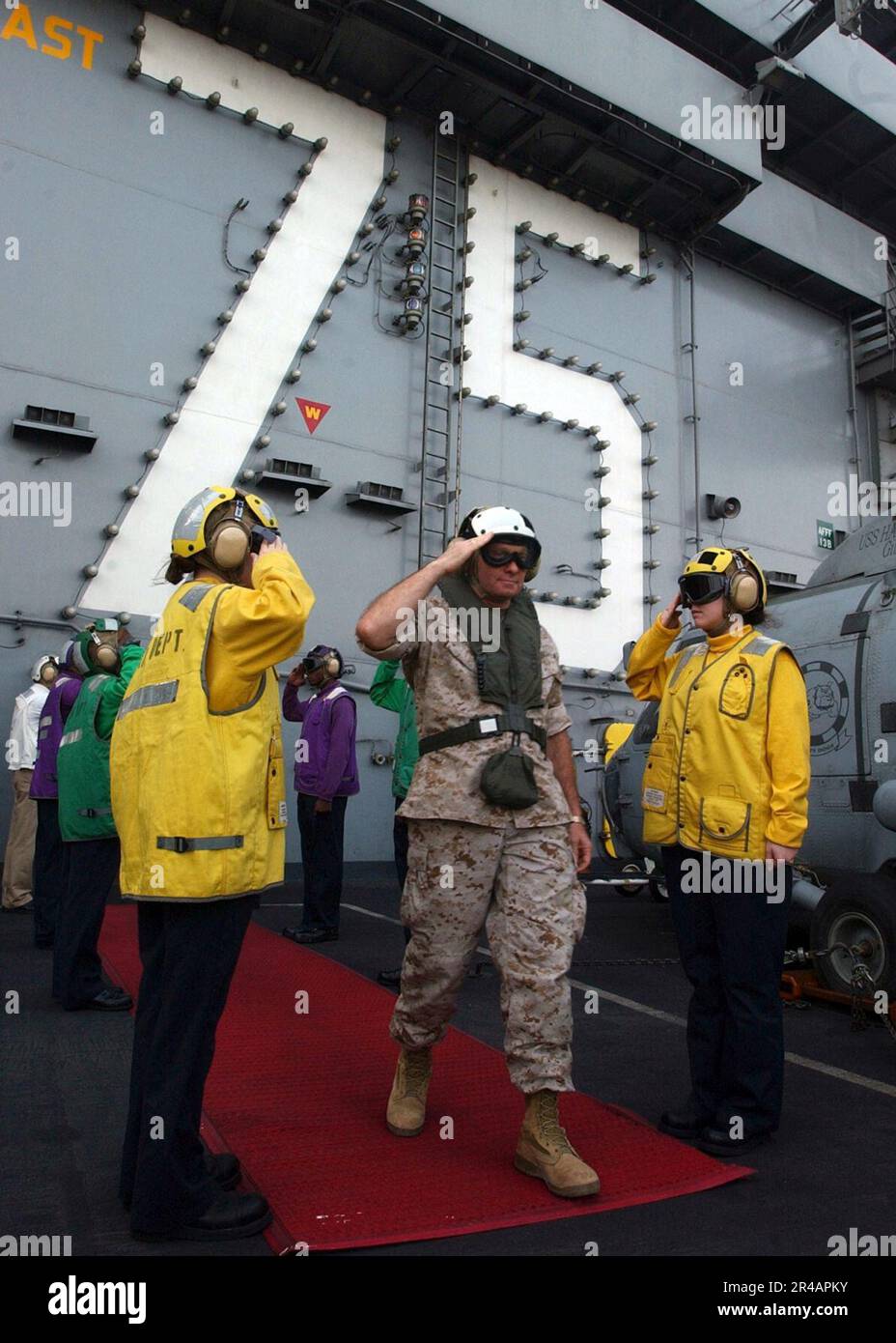 US Navy le commandant adjoint, États-Unis Commandement central des Forces du corps marin, Brig. Le général Jerry McAbee salue les garçons latéraux lorsqu'il part après une visite à bord du porte-avions de la classe Nimitz USS Harry S. Banque D'Images