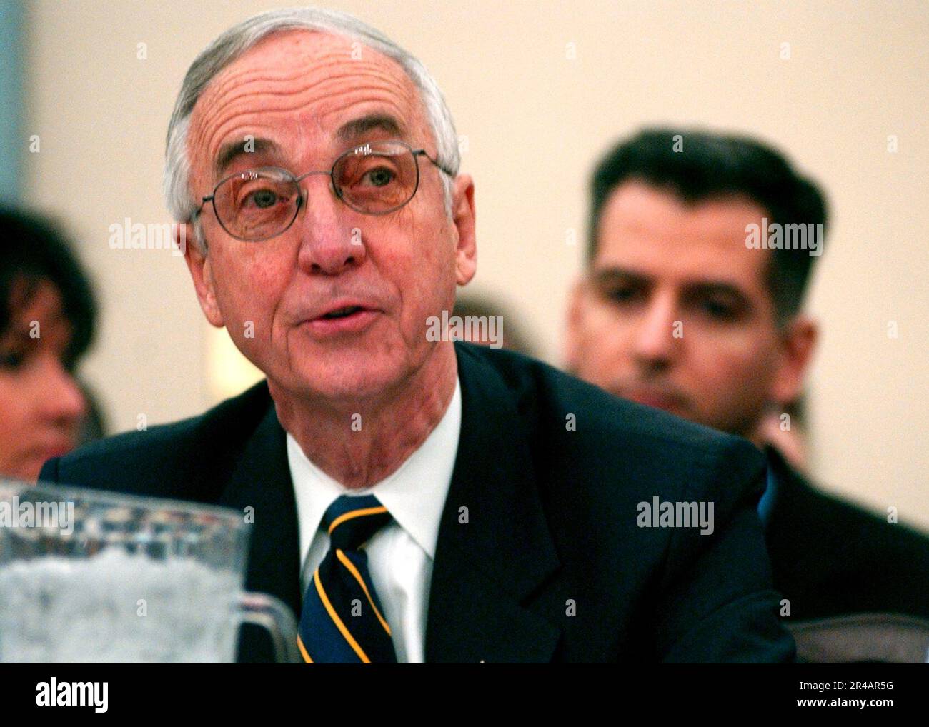 GORDON England, secrétaire DE la Marine AMÉRICAINE, témoigne devant les membres du Comité des crédits de la Chambre (sous-comité de la Défense) au cours d'une audience sur l'aperçu du budget du corps de la Marine pour l'exercice 2006. Banque D'Images