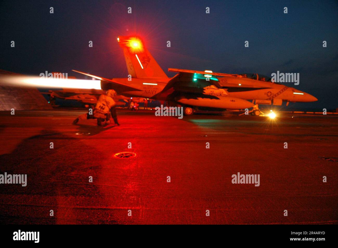 US Navy un F-A-18F Super Hornet, affecté aux Diamondbacks du Strike Fighter Squadron One Zero Two (VFA-102), va à l'arrière-plan complet avant d'être lancé. Banque D'Images