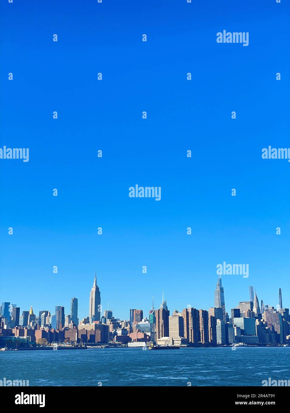 Une vue à couper le souffle de la majestueuse ville de New York de l'autre côté de la baie aux États-Unis Banque D'Images