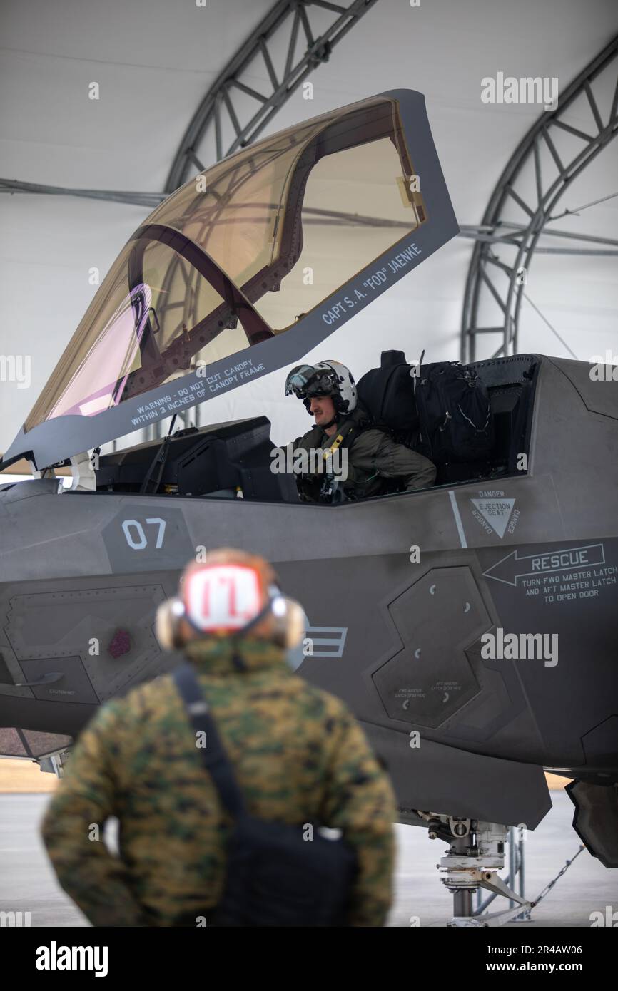 ÉTATS-UNIS Le capitaine du corps maritime Addison Dishart, pilote de l'escadron d'attaque de chasseurs marins (VMFA) 242, monte son F-35B Lightning II à la station aérienne du corps maritime Iwakuni (Japon), le 12 janvier 2023. Les Marines avec VMFA-242 prendront part à leur premier déploiement à l'appui de l'unité expéditionnaire maritime de 31st depuis qu'elles seront pleinement opérationnelles en 2022. Banque D'Images