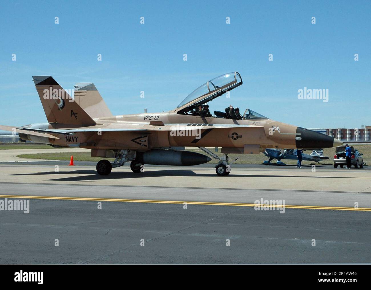 LES hommes de l'équipage DE l'US Navy Aircrew se débranle du poste de pilotage de leur F-A-18B Hornet. Banque D'Images