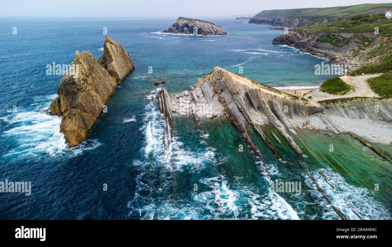 Superbe formation côtière avec des piliers de roche imposants s'élevant de la mer, avec des vagues qui s'écrasant contre eux. Canales de los Urros, Arnia, Liencre Banque D'Images