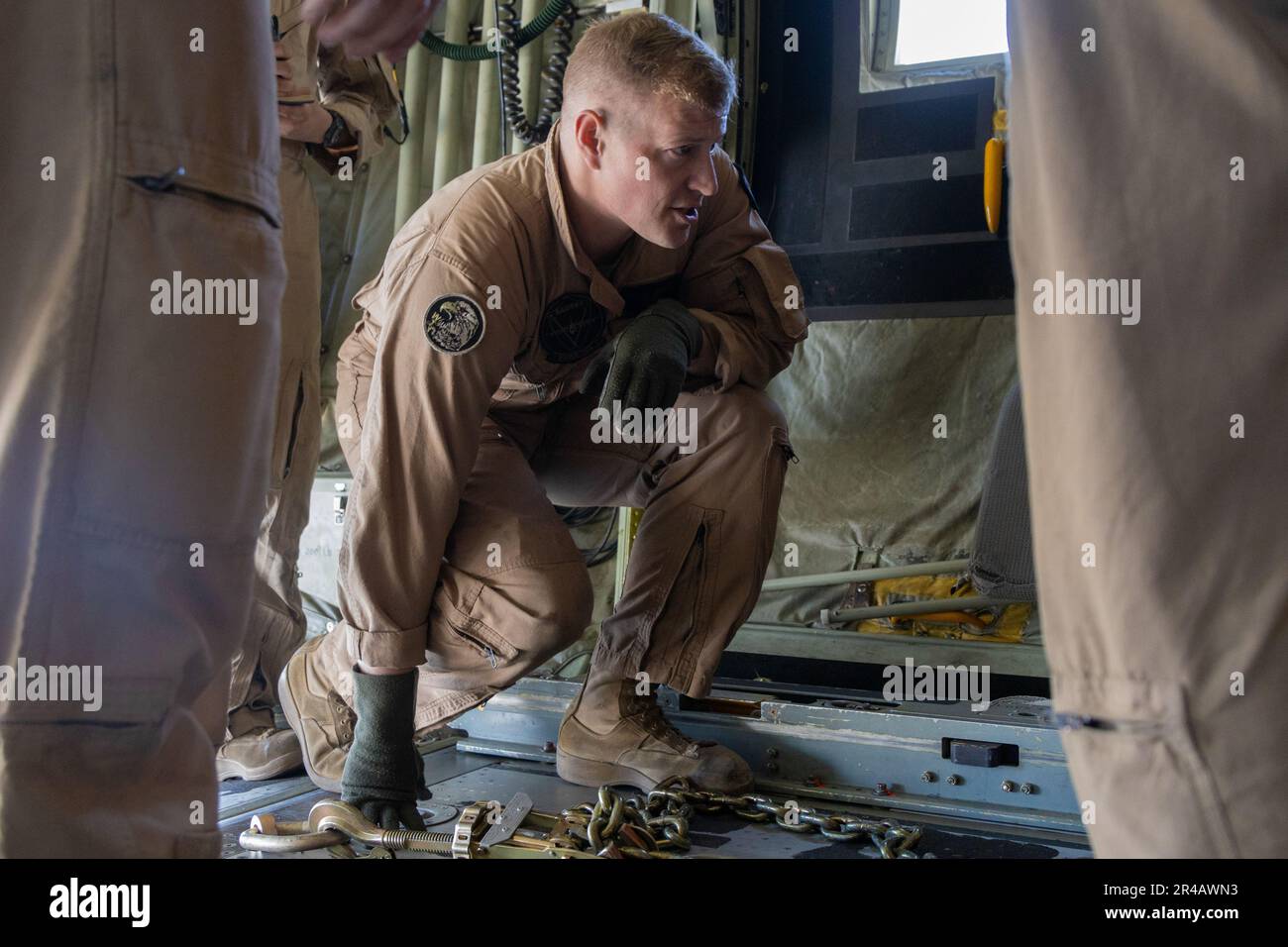 ÉTATS-UNIS Corps maritime Gunnery Sgt. Broghan Hawley, chef d'équipage du Marine Aerial ravitailling Squadron 352, Marine Aircraft Group 13, 3rd Marine Aircraft Wing, Inspecte le chargement d'un système de matériel d'arrêt expéditionnaire de M31 corps de Marines à l'intérieur d'un avion Hercules KC-130J pendant le cours d'instructeur d'armes et de tactiques (WTI) 2-23 à la station aérienne du corps de Marines Yuma, Arizona, 27 mars 2023. WTI est un événement de formation de sept semaines organisé par l'escadron des armes et tactiques de l'aviation maritime numéro un (MAWTS-1), qui fournit une formation tactique avancée normalisée et une certification de qualification d'instructeur d'unité pour appuyer cette formation Banque D'Images