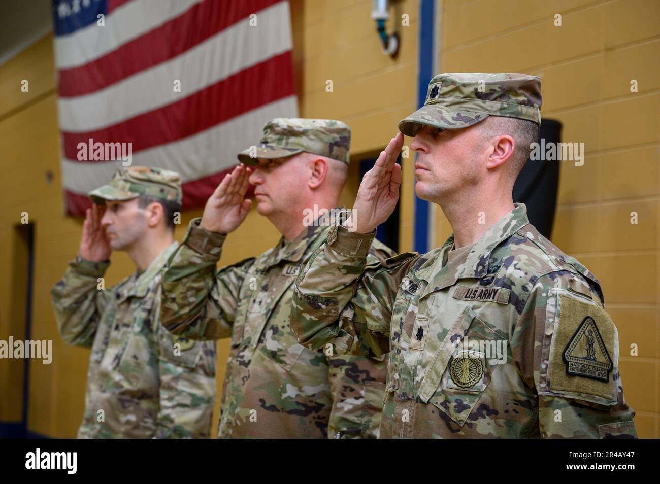 ÉTATS-UNIS Le lieutenant-colonel Nicholas M. Hoffman de l'armée abandonne le commandement du bataillon de recrutement et de maintien en poste au lieutenant-colonel Vincent Tirri lors d'une cérémonie de changement de commandement au Centre d'instruction de la Garde nationale à Sea Girt, New Jersey, le 8 janvier 2023. Banque D'Images