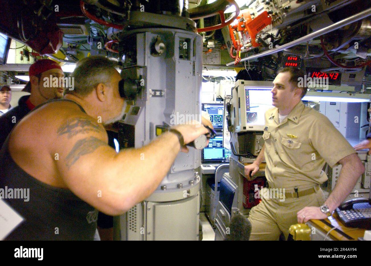 PAUL Teutul Sr., de American Chopper, de la Marine AMÉRICAINE, regarde à travers l'un des périmètres de l'USS Albuquerque (SSN 706). Banque D'Images