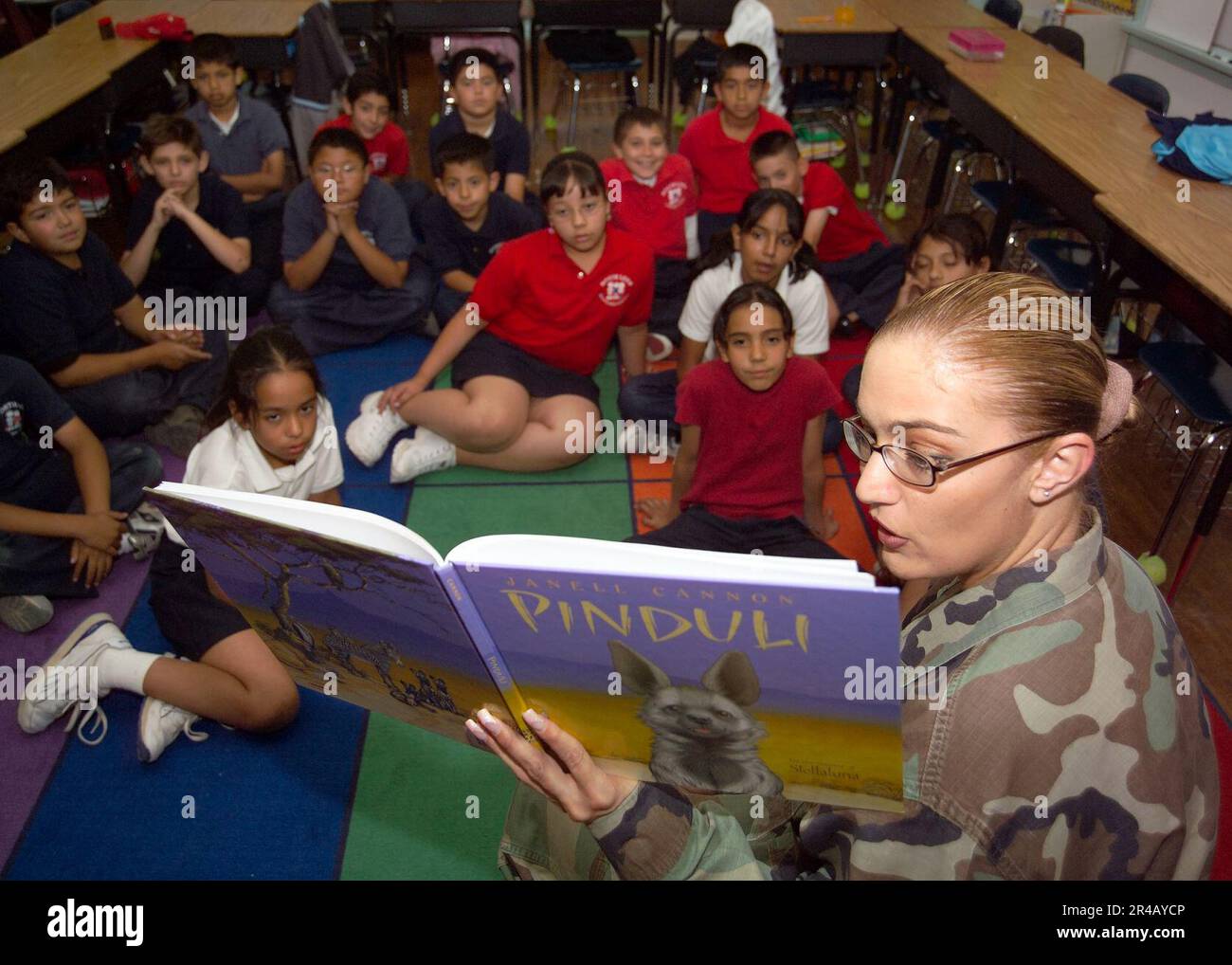 LA classe US Navy Personnelman 3rd se lit dans une classe de quatrième année à l'école élémentaire North Loop à El Paso, Texas. Banque D'Images