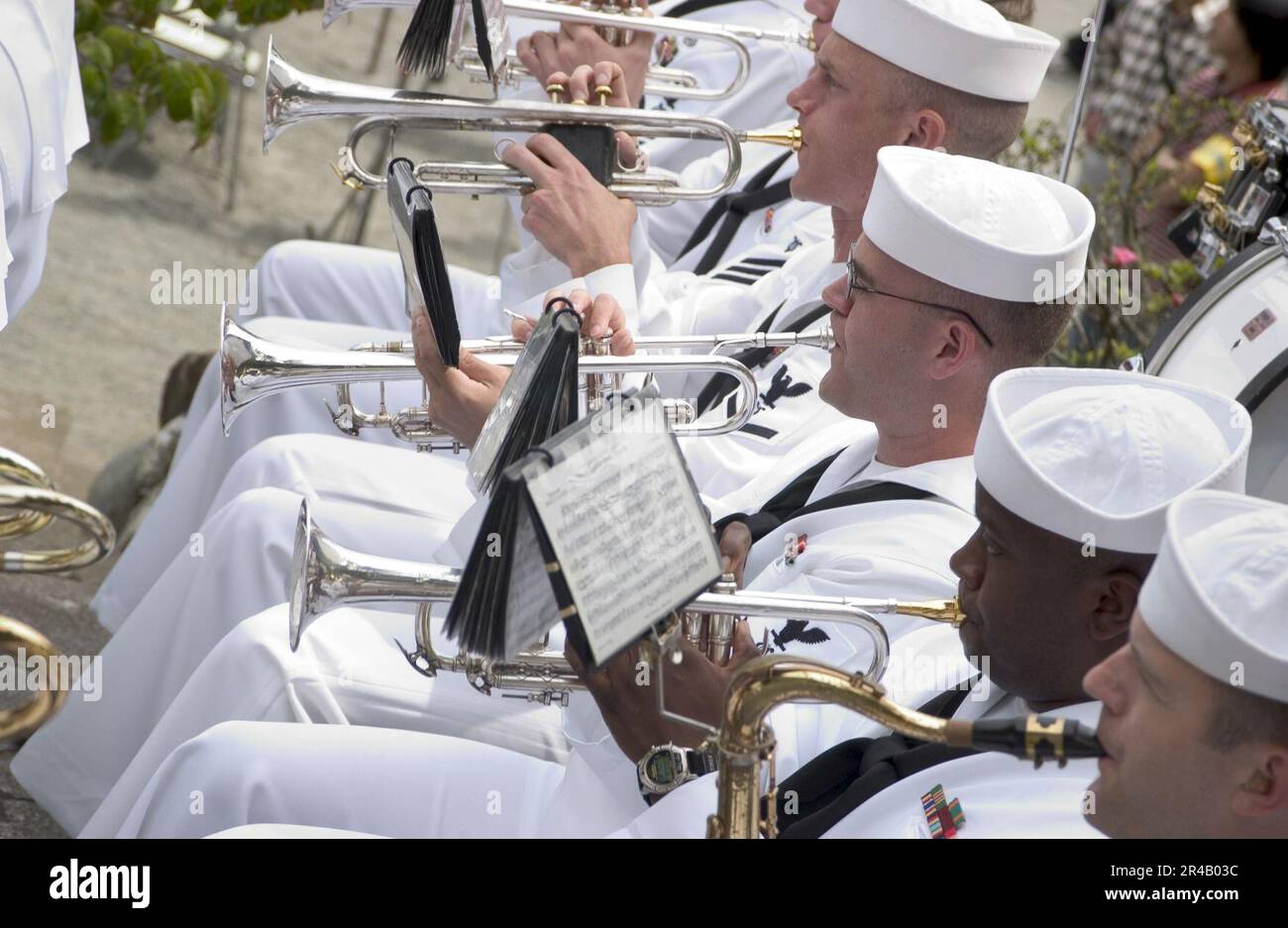 MARINE AMÉRICAINE la Seventh Fleet Band se produit avant une cérémonie de pose de couronne commémorant l'arrivée du Commodore Matthew Perry au Japon, au parc Shimoda à Shimoda, au Japon. Banque D'Images