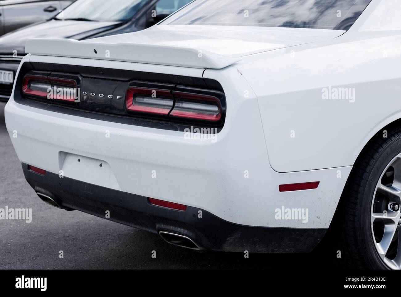 Minsk, Bélarus, mai 2023 - arrière de la voiture blanche Dodge Challenger. automobile américaine rapide Banque D'Images